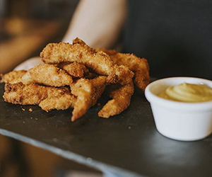 TIRAS DE POLLO EMPANADAS