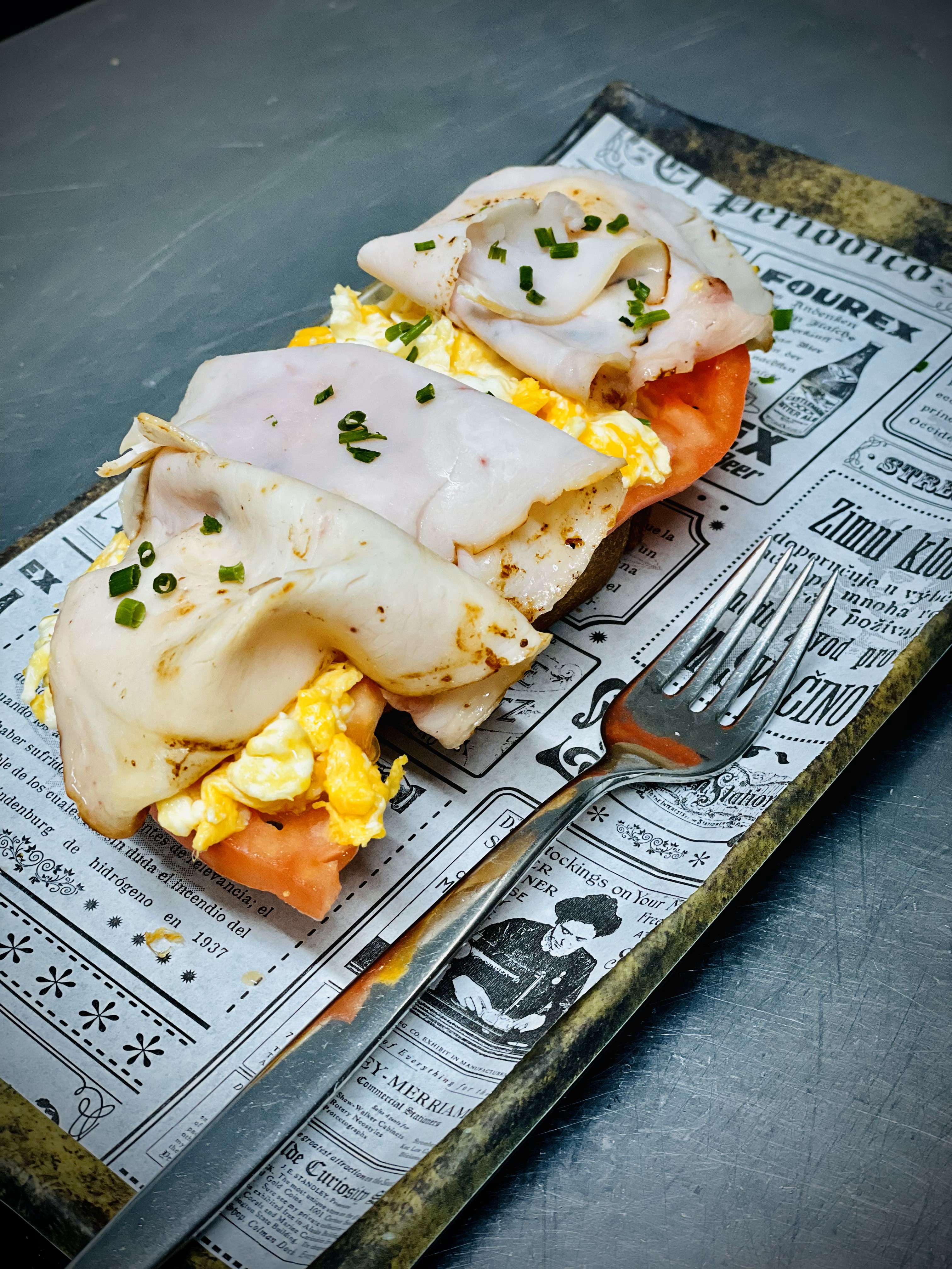 Tostada de revuelto de huevos con tomate natural, jamon de pavo y cebollino + zumo de naranja natural + café