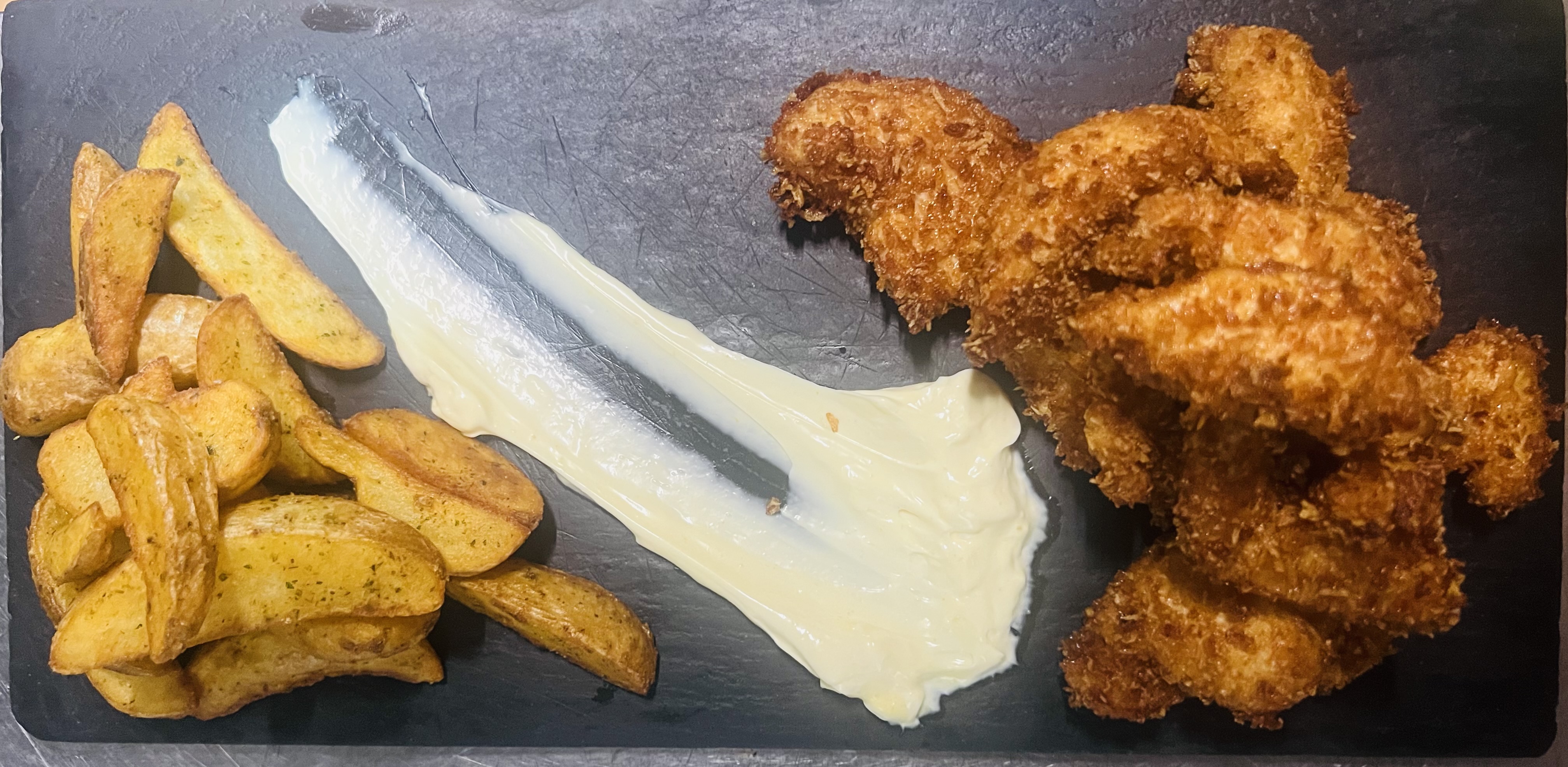 Finger de pollo marinados con patatas deluxe y mayonesa al curry