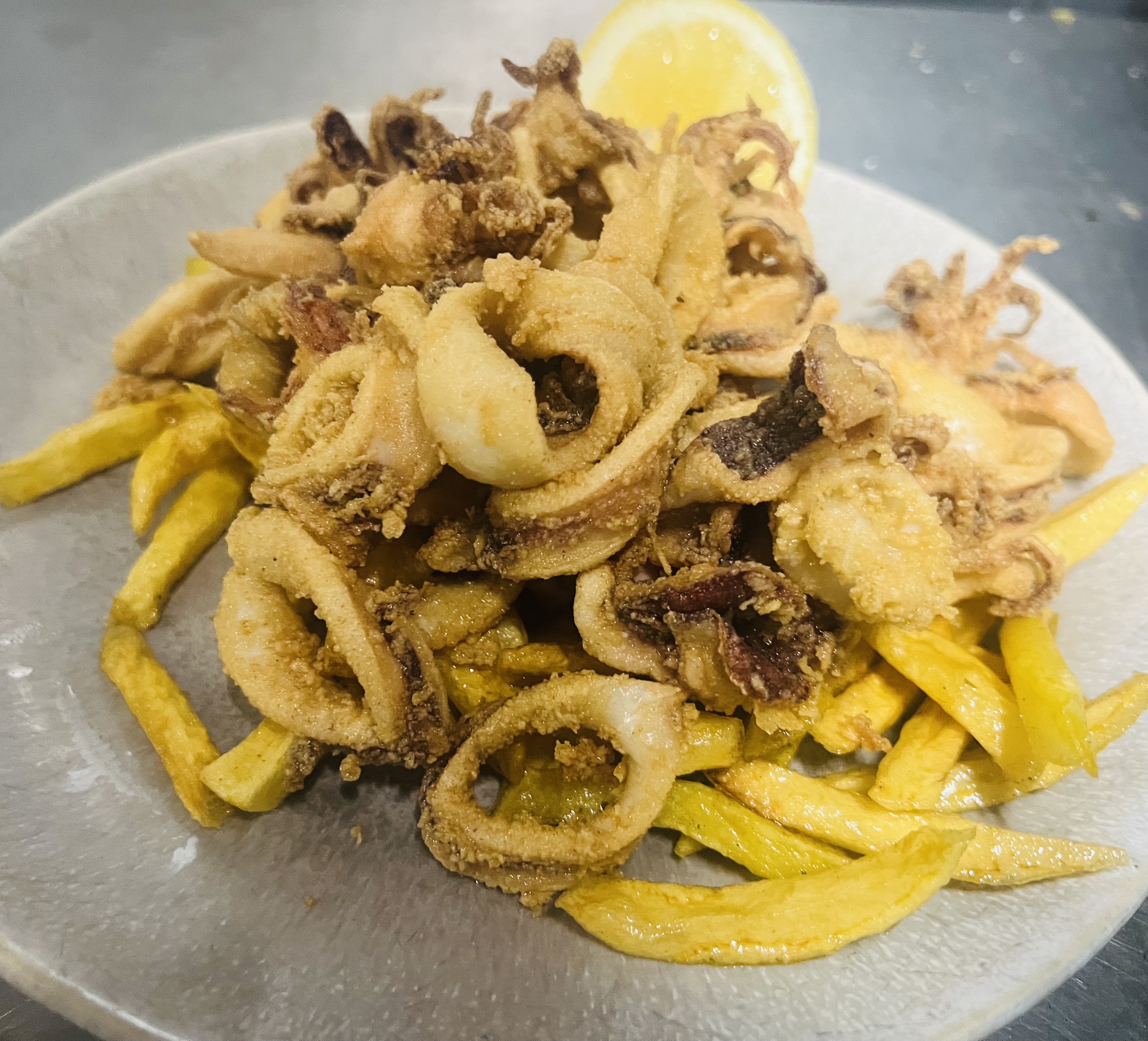 Calamares con patatas fritas y mayonesa de soja