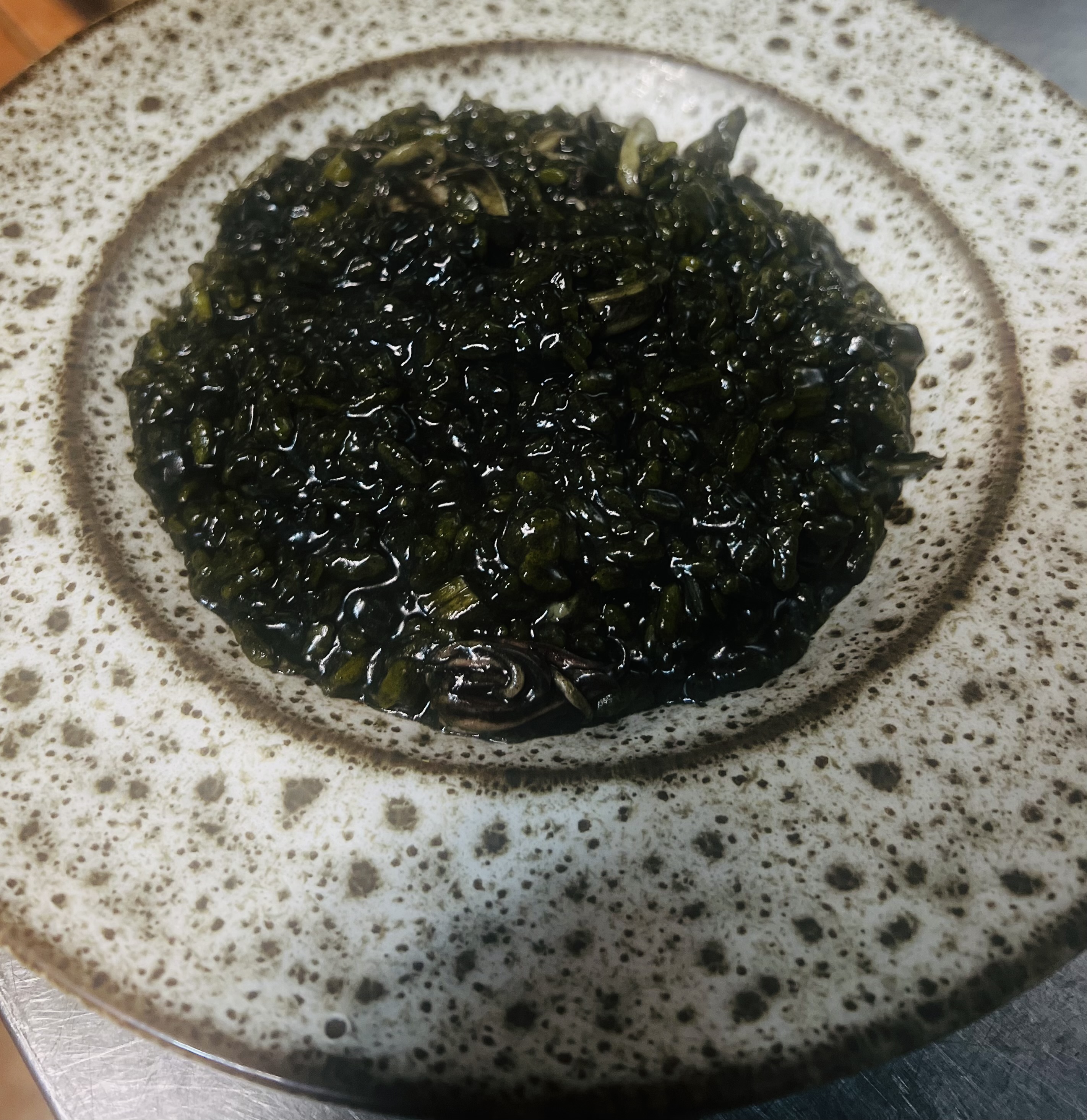 Risotto de calamar en su tinta con espárragos trigueros y vieras
