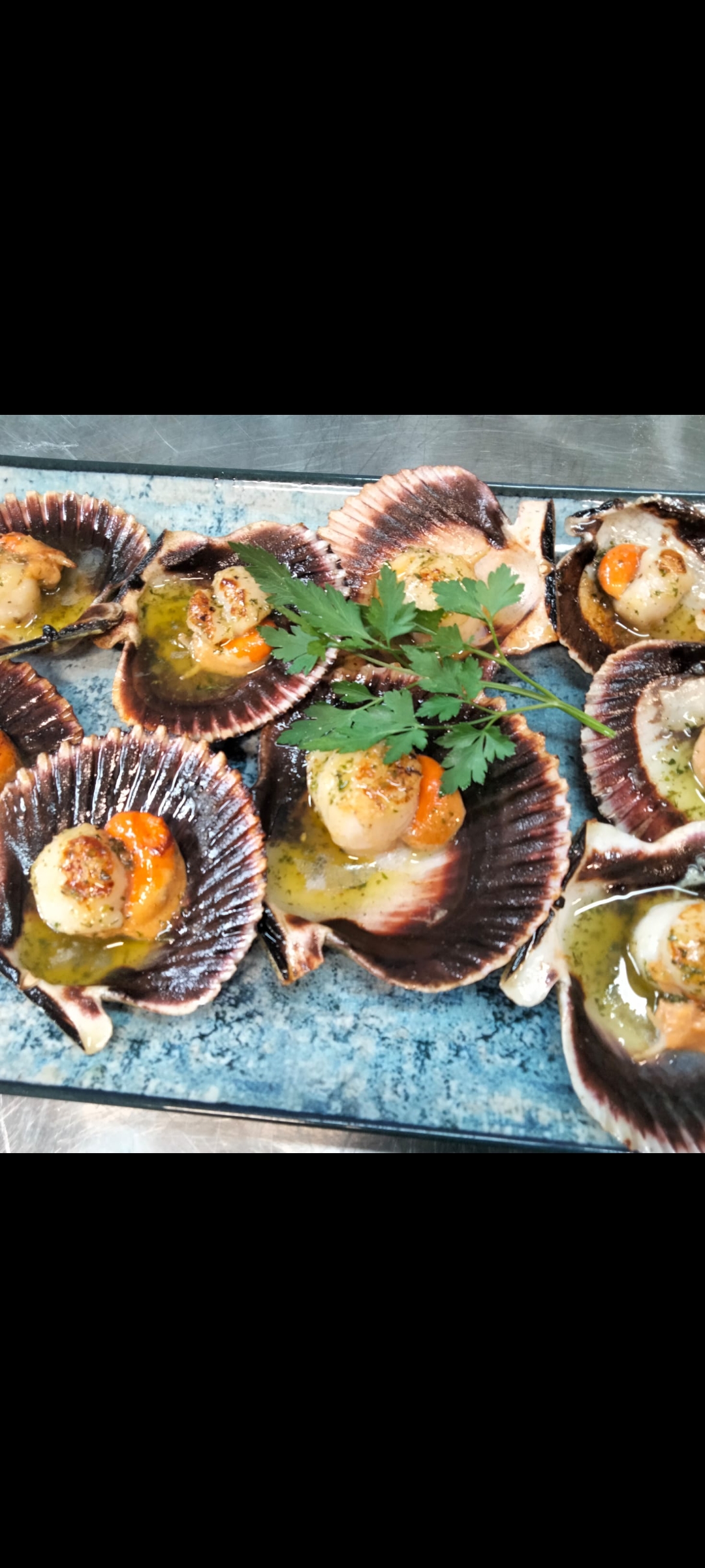 Zamburiñas a la plancha con ajimoji de perejil y AOVE