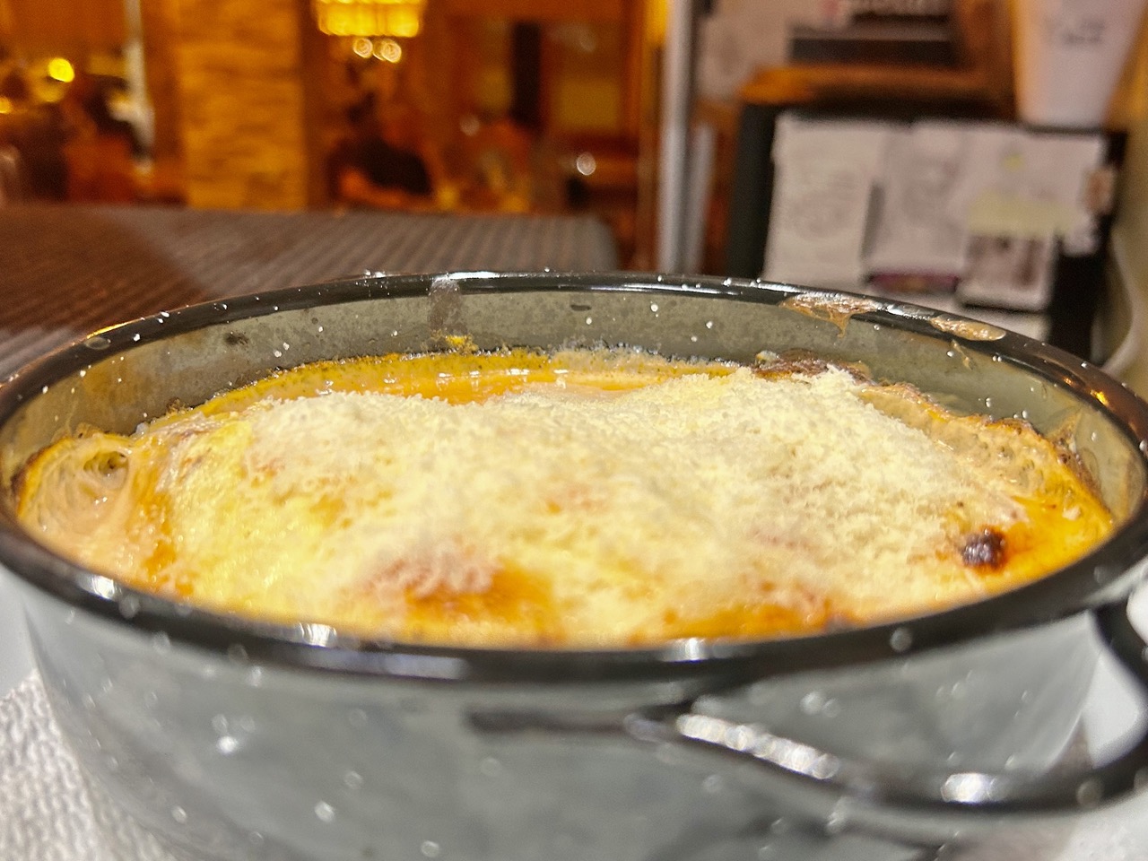 Canelones de carrillera al vino con boletus