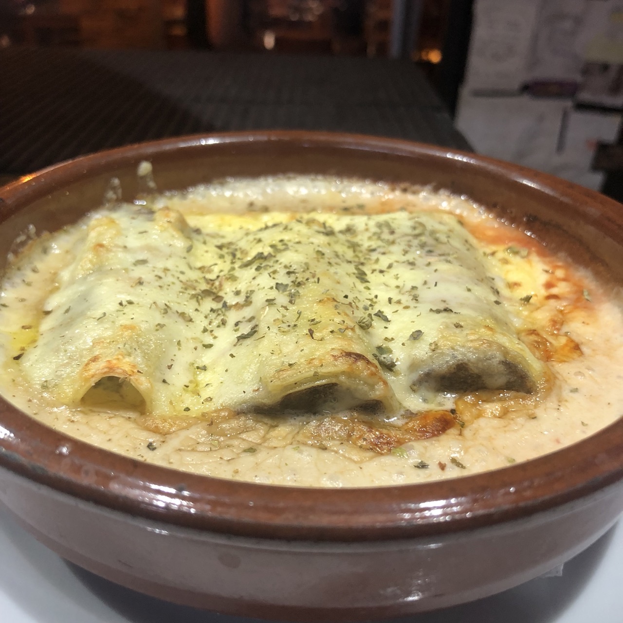 Canelones de espinacas, gorgonzola, piñones y pasas