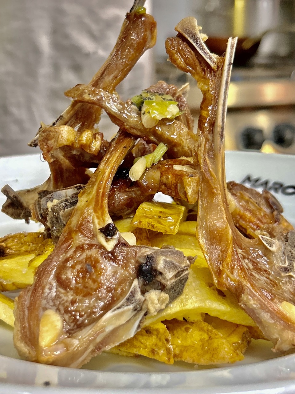 Chuletitas de cordero lechal fritas con ajetes