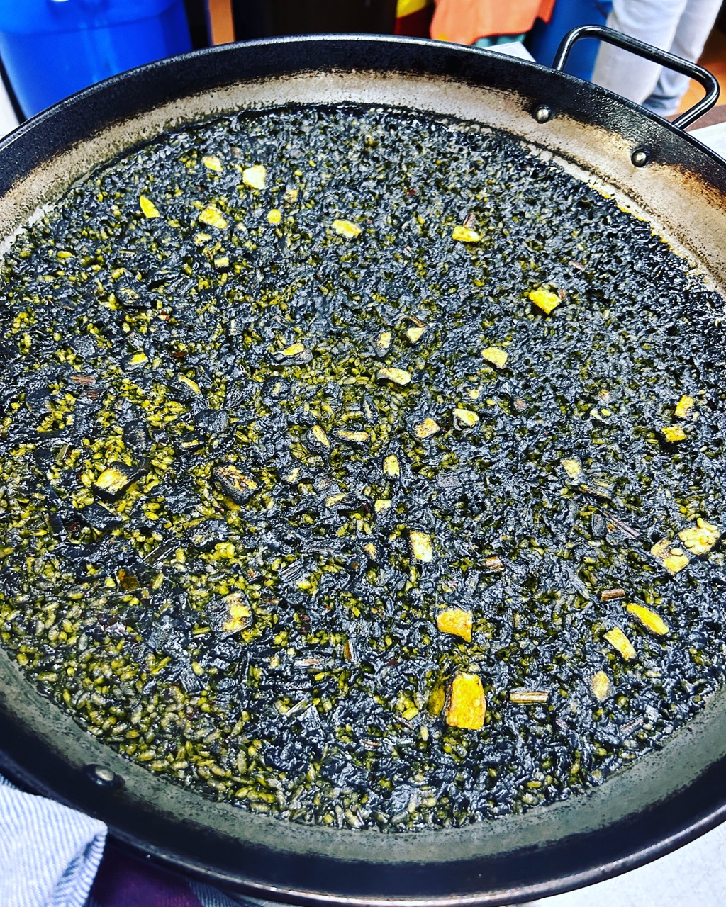 Arroz negro con calamar y ajos tiernos