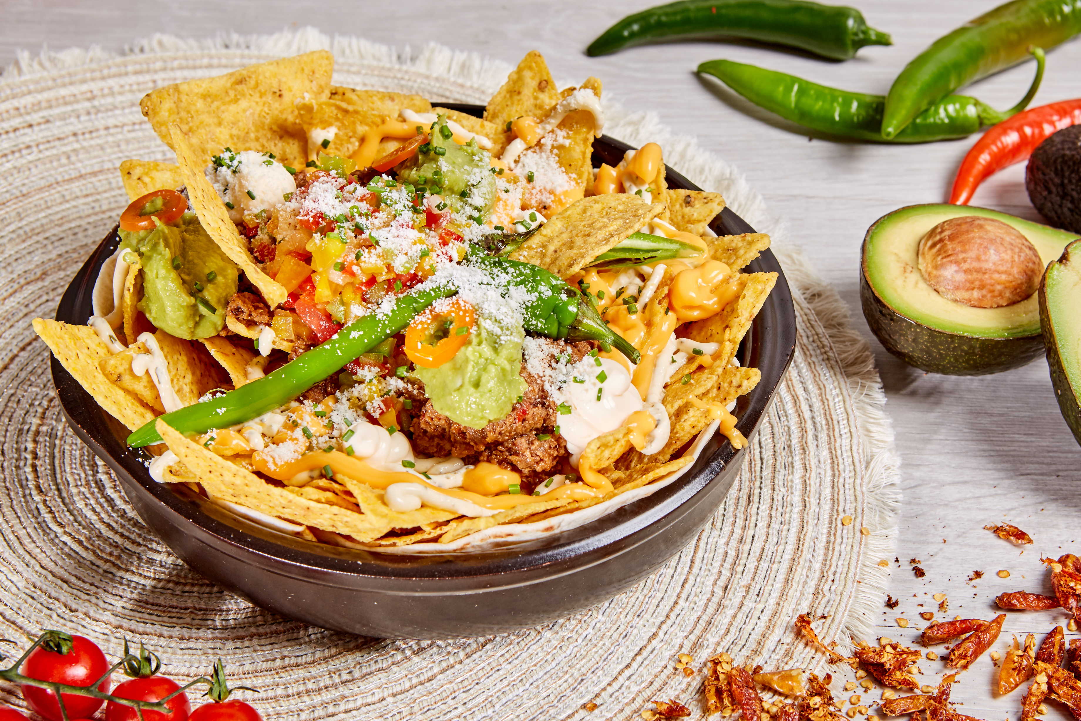 Nachos chips con carne de pollo o ternera  y mix de quesos y salsas