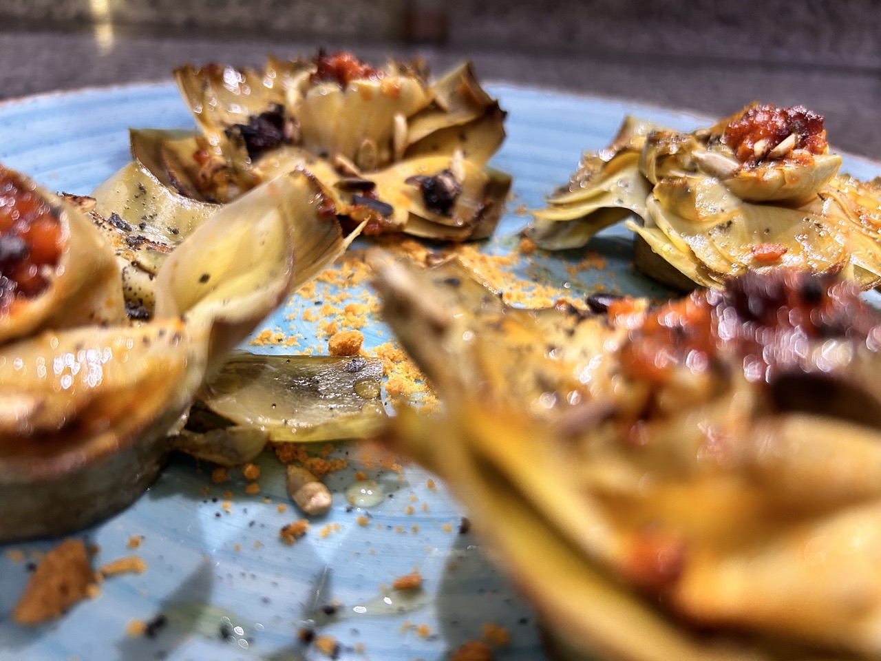 Alcachofa con miel, frutos secos y salsa romesco