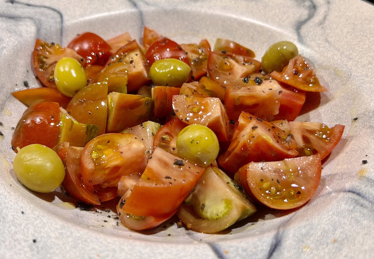 Tomate trinchado de temporada con aceitunas