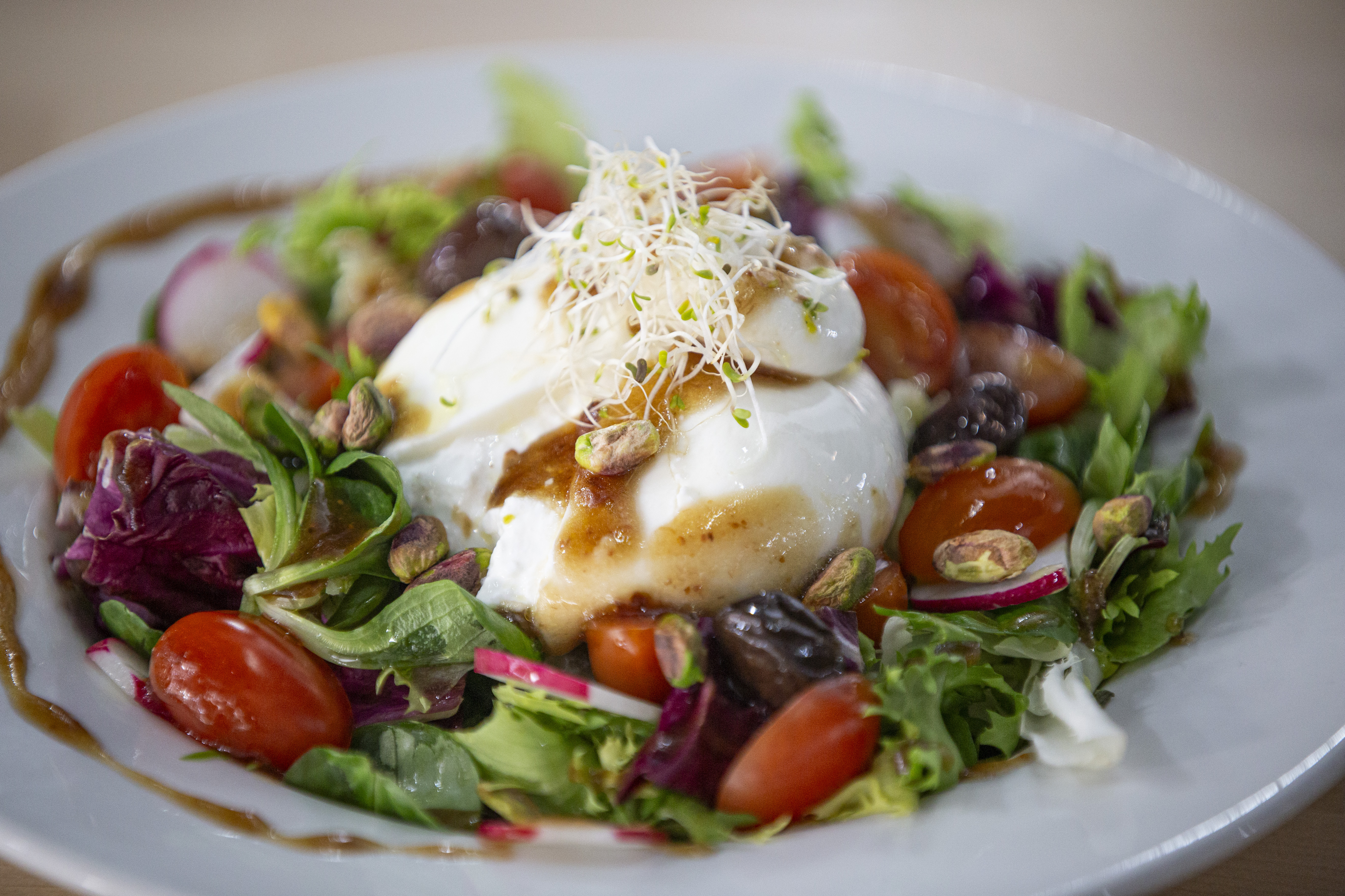 8. Ensalada Burrata con salsa de higos