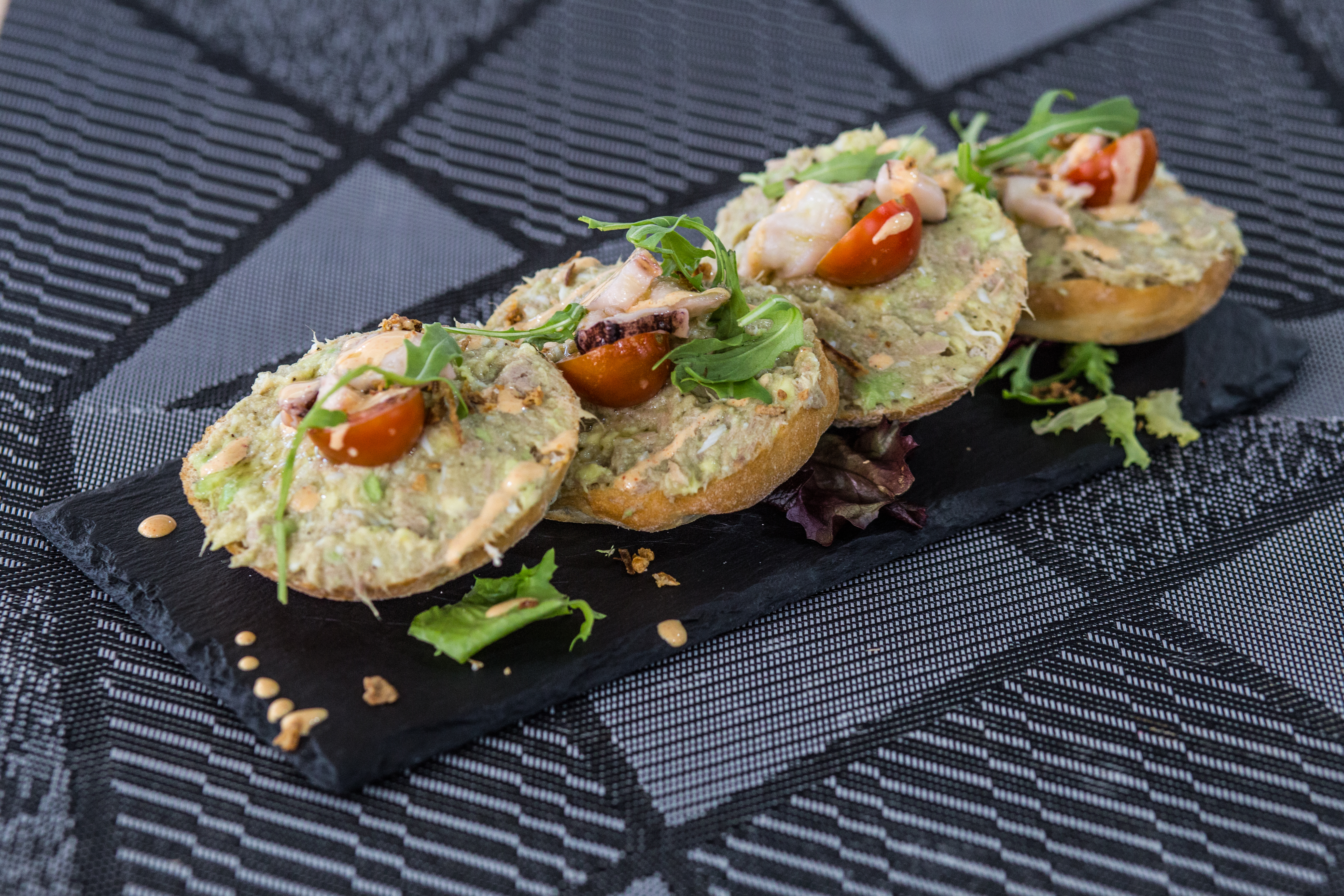 5. Tapas con atún, huevo, aguacate,  pulpo marinado y cherry