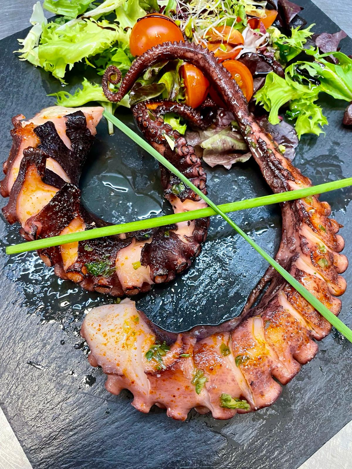 1. Pulpo a la plancha con variado de lechuga, tomate Cherry, ajo y perejil - 150g