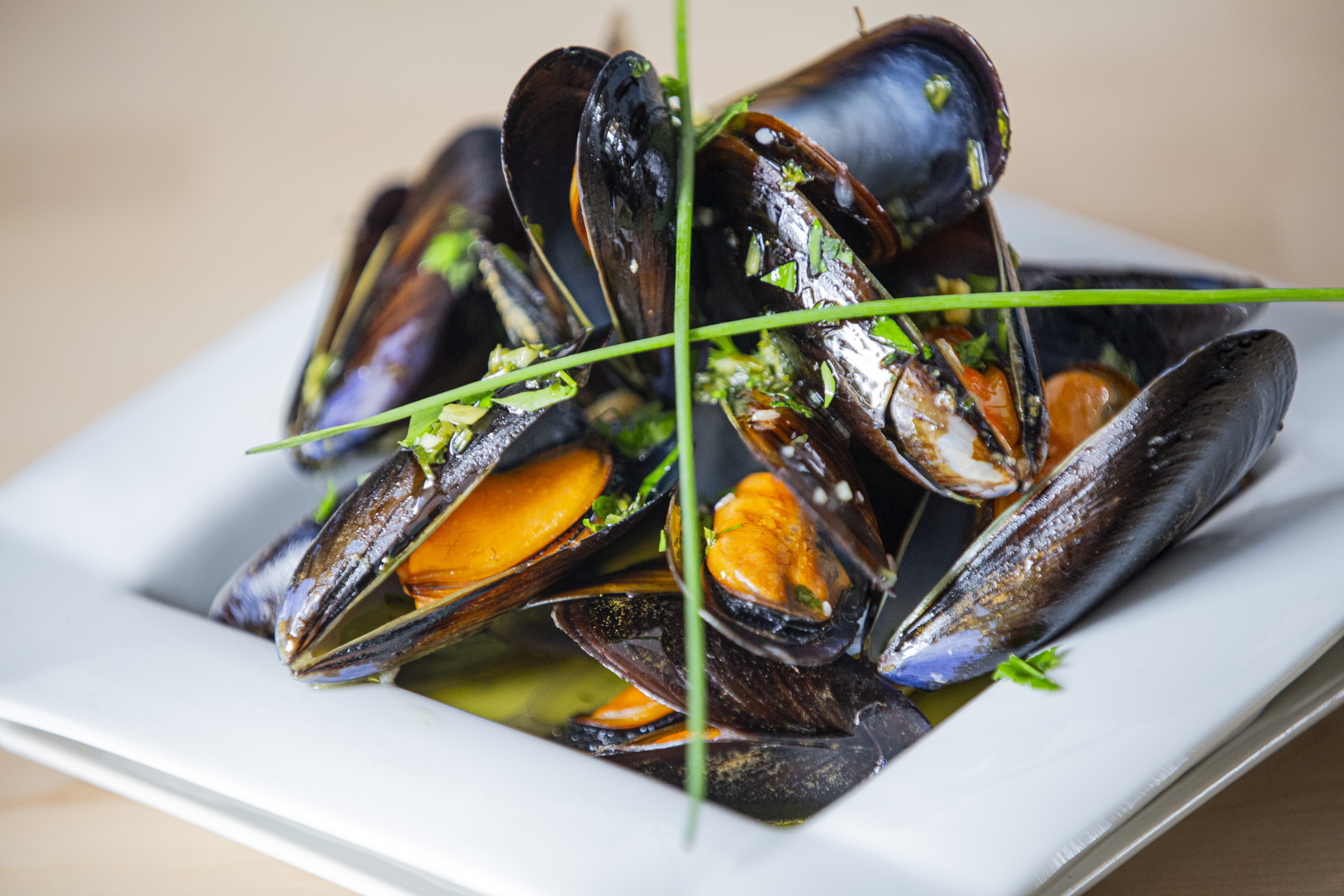 4. Mejillones al vapor con ajo y perejil