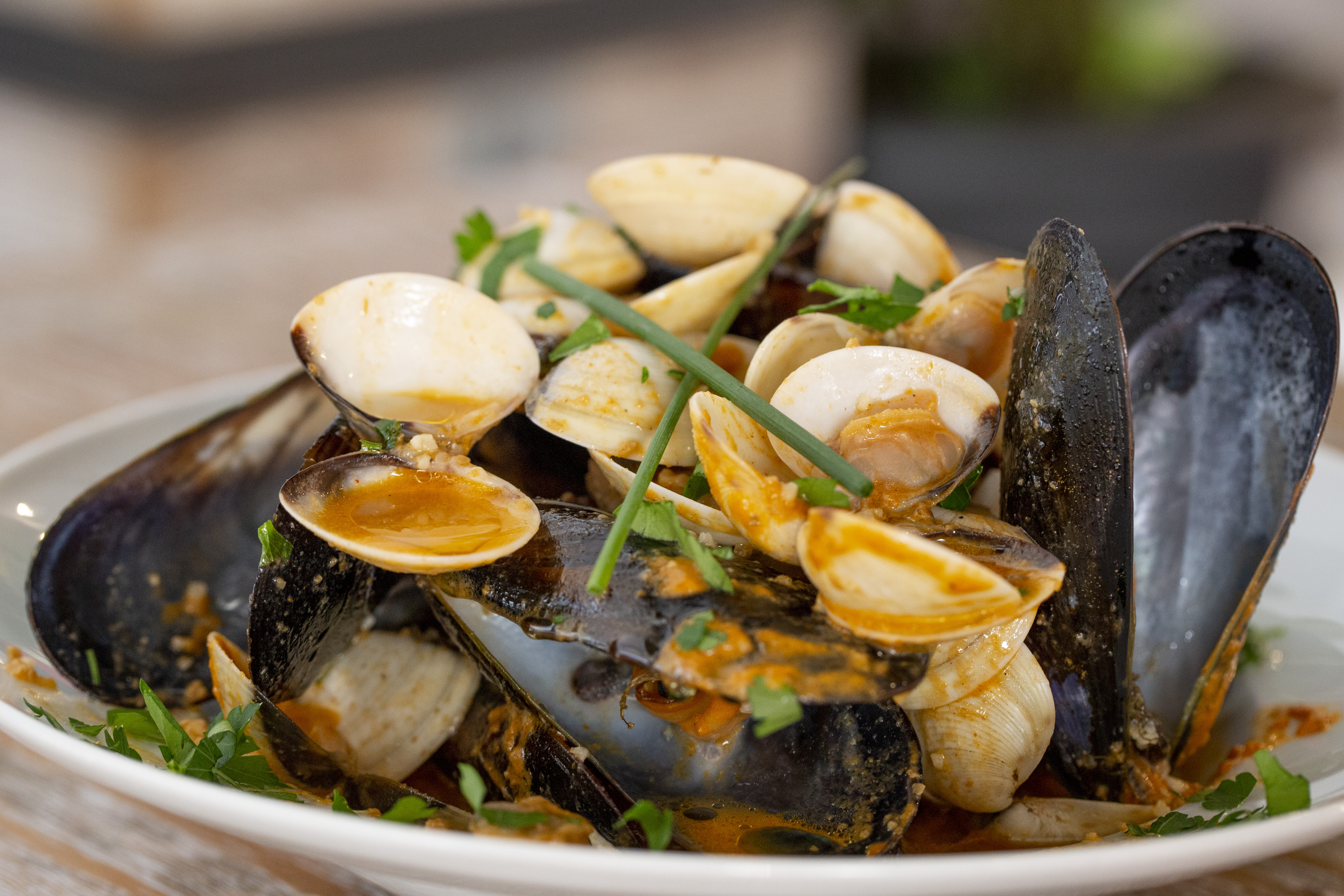 5. Mejillones y almejas con salsa romesco