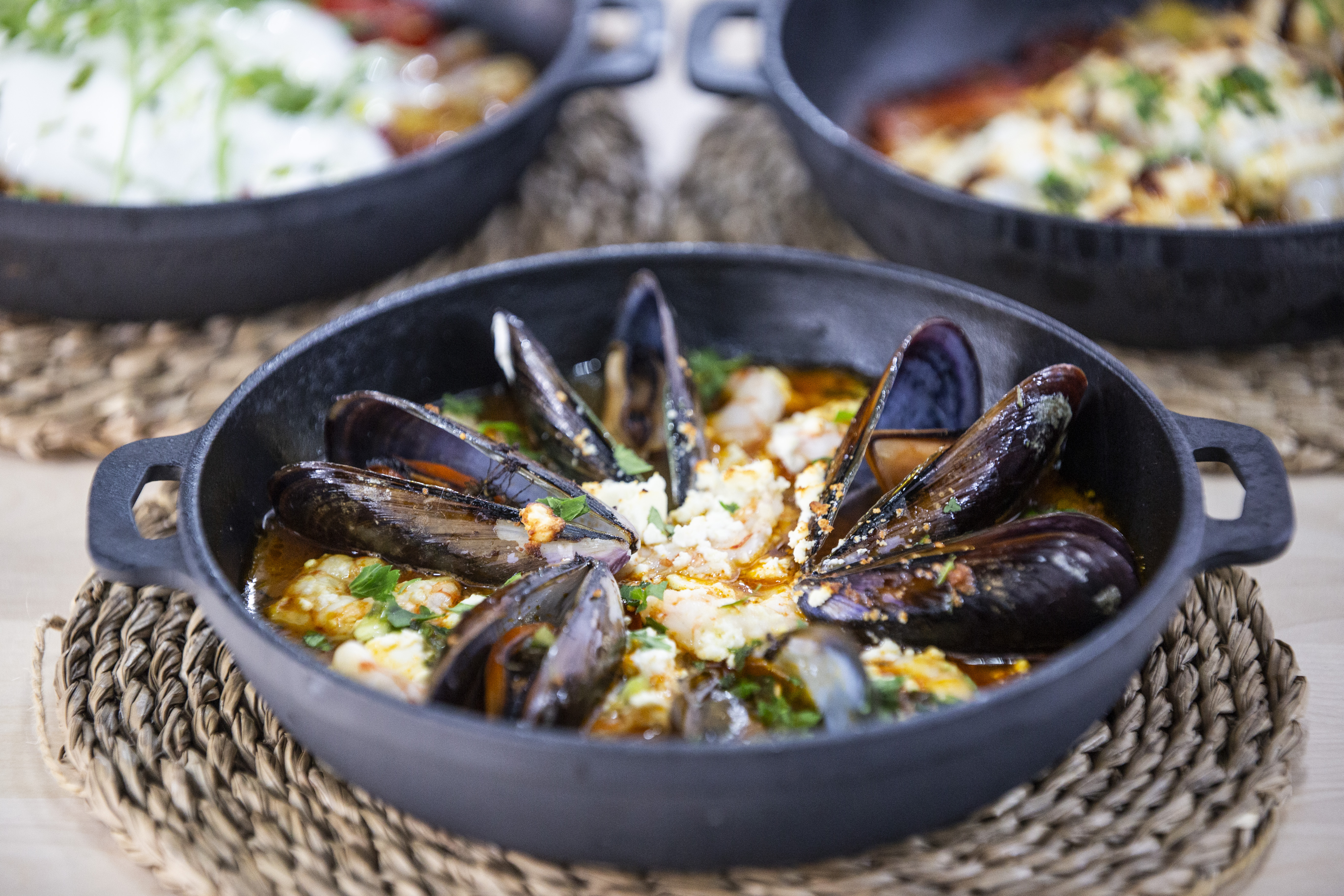 11. Cazuela ''Saganaki'' con salsa marinera, langostinos, mejillones, queso Feta, ajo, perejil y Ouzo