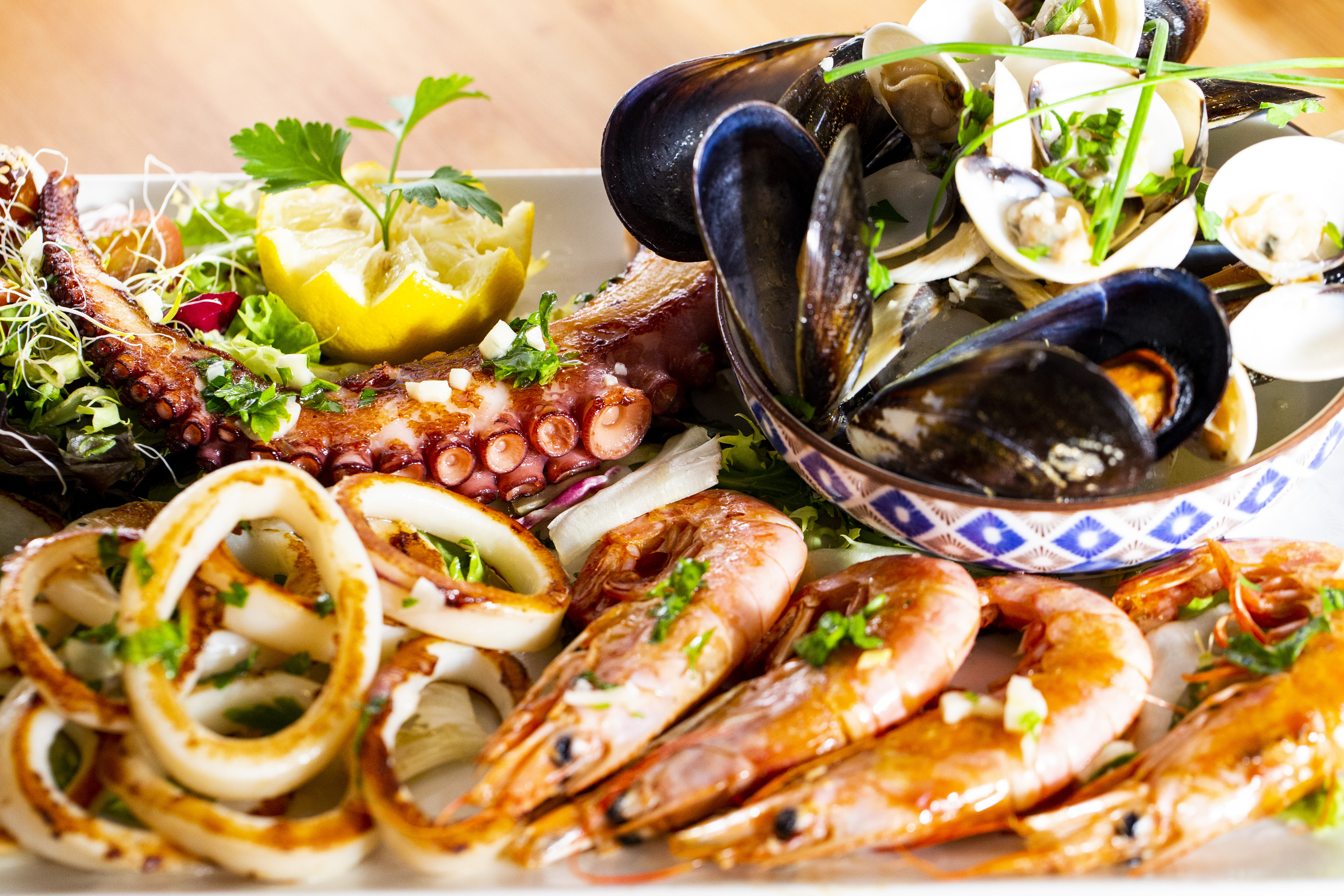 13. Mariscada - langostinos, mejillones, almejas, pulpo, calamares, ajo, perejil y salsa ''Miracle''