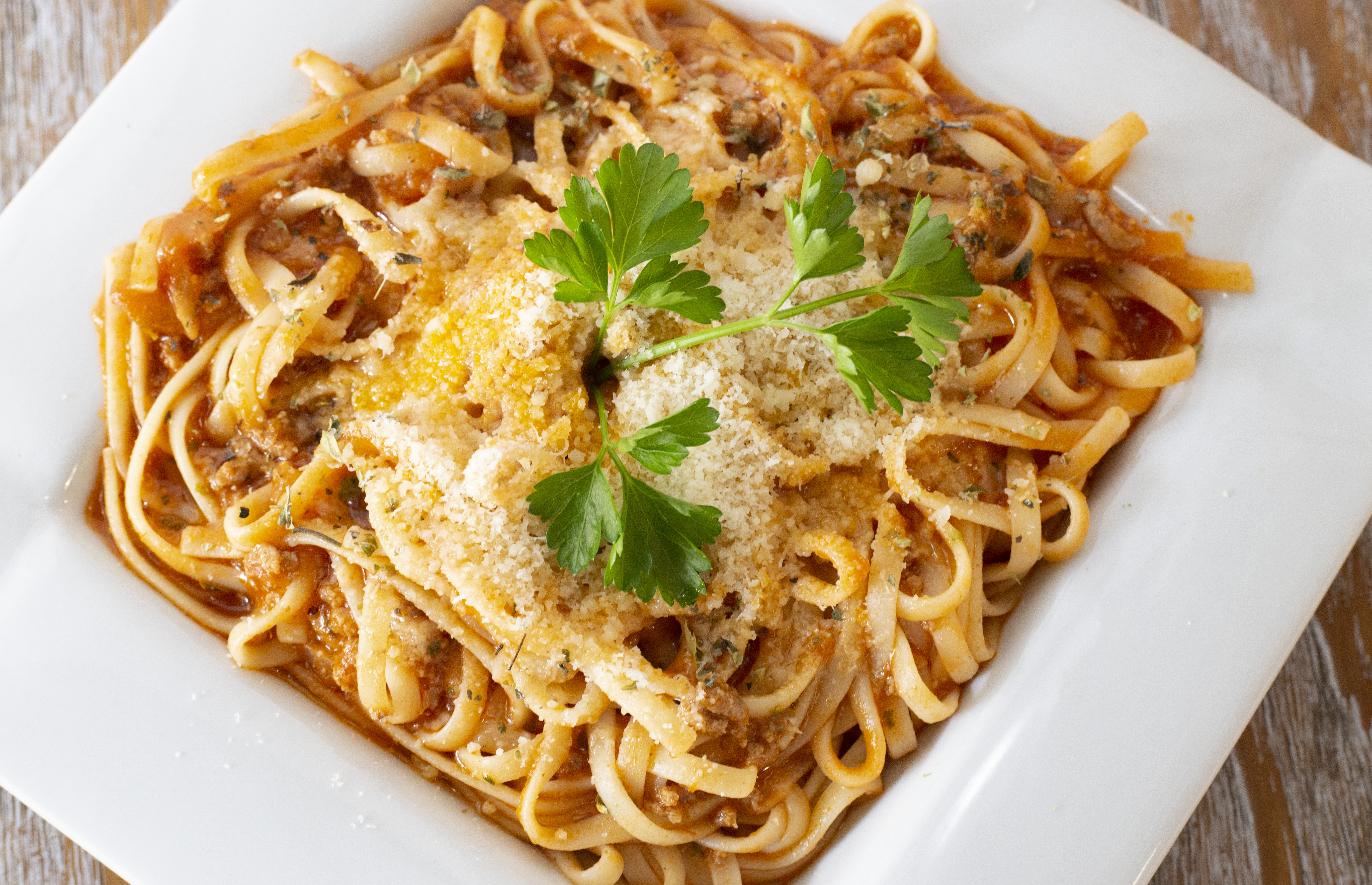 2. Tagliatelle Bolognese - carne picada de ternera, salsa tomate, rúcula y parmesano