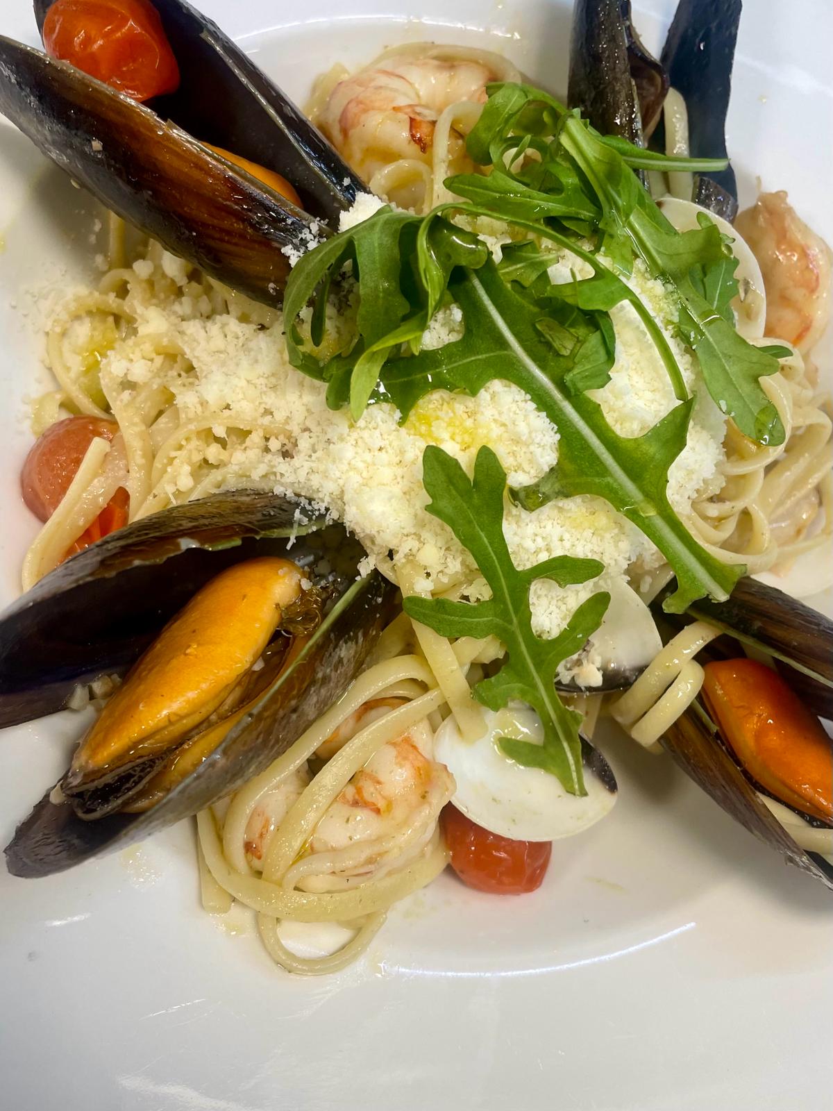 3. Tagliatelle con langostinos, mejillones, almejas, tomate Cherry, parmesano, salsa pesto y rúcula