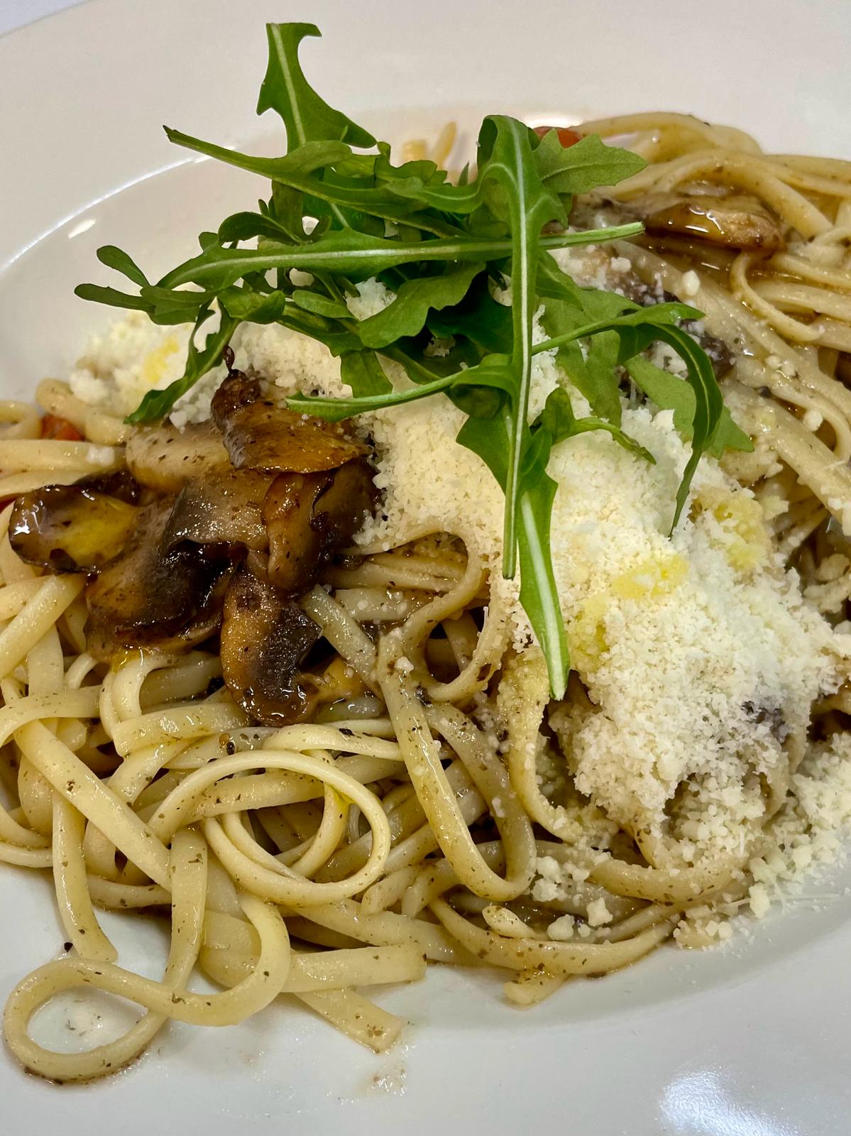 4. Tagliatelle con salsa de trufas, champiñones, tomate Cherry, parmesano y rúcula