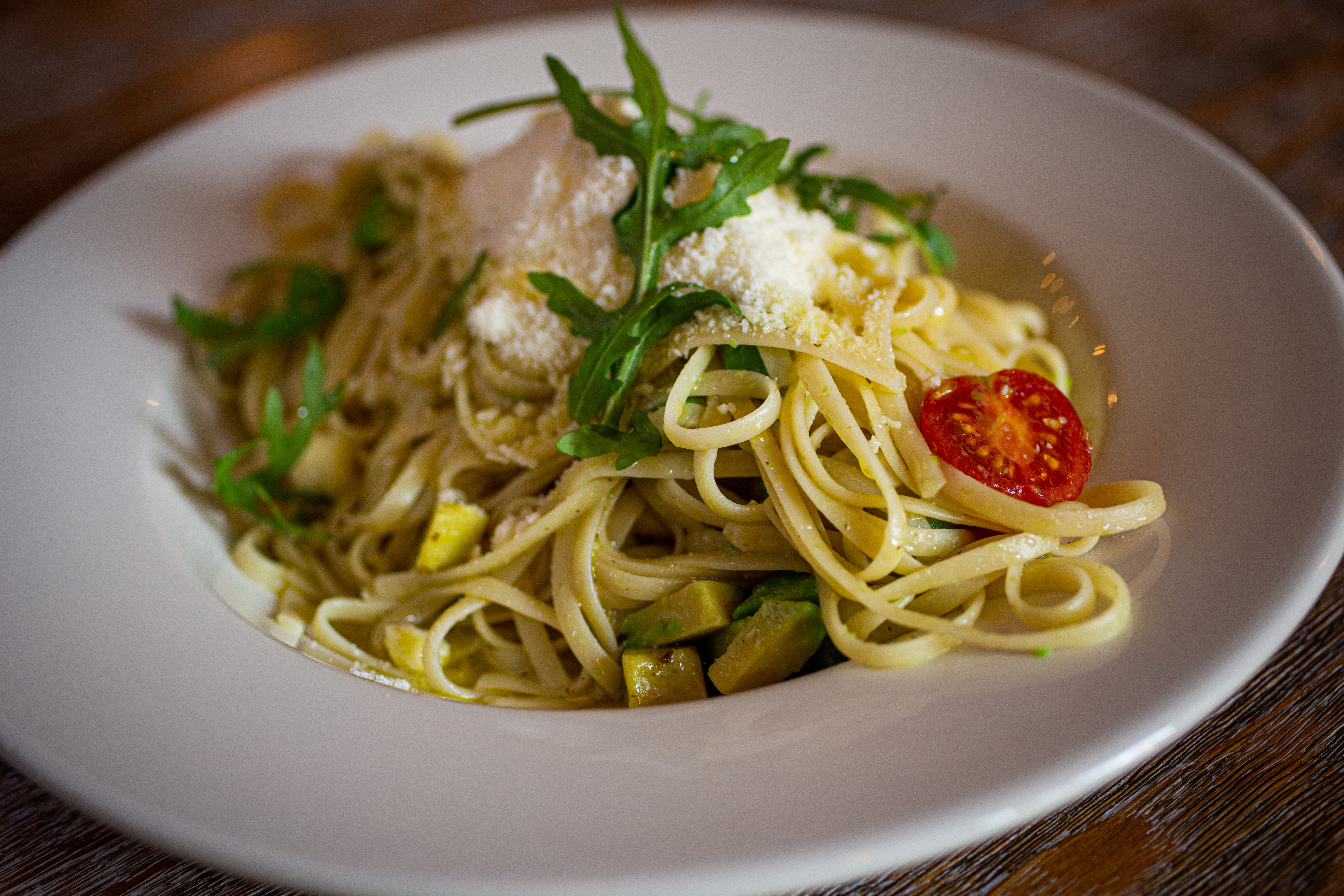 5. Tagliatelle con aguacate, tomate Cherry, parmesano, salsa pesto y rúcula