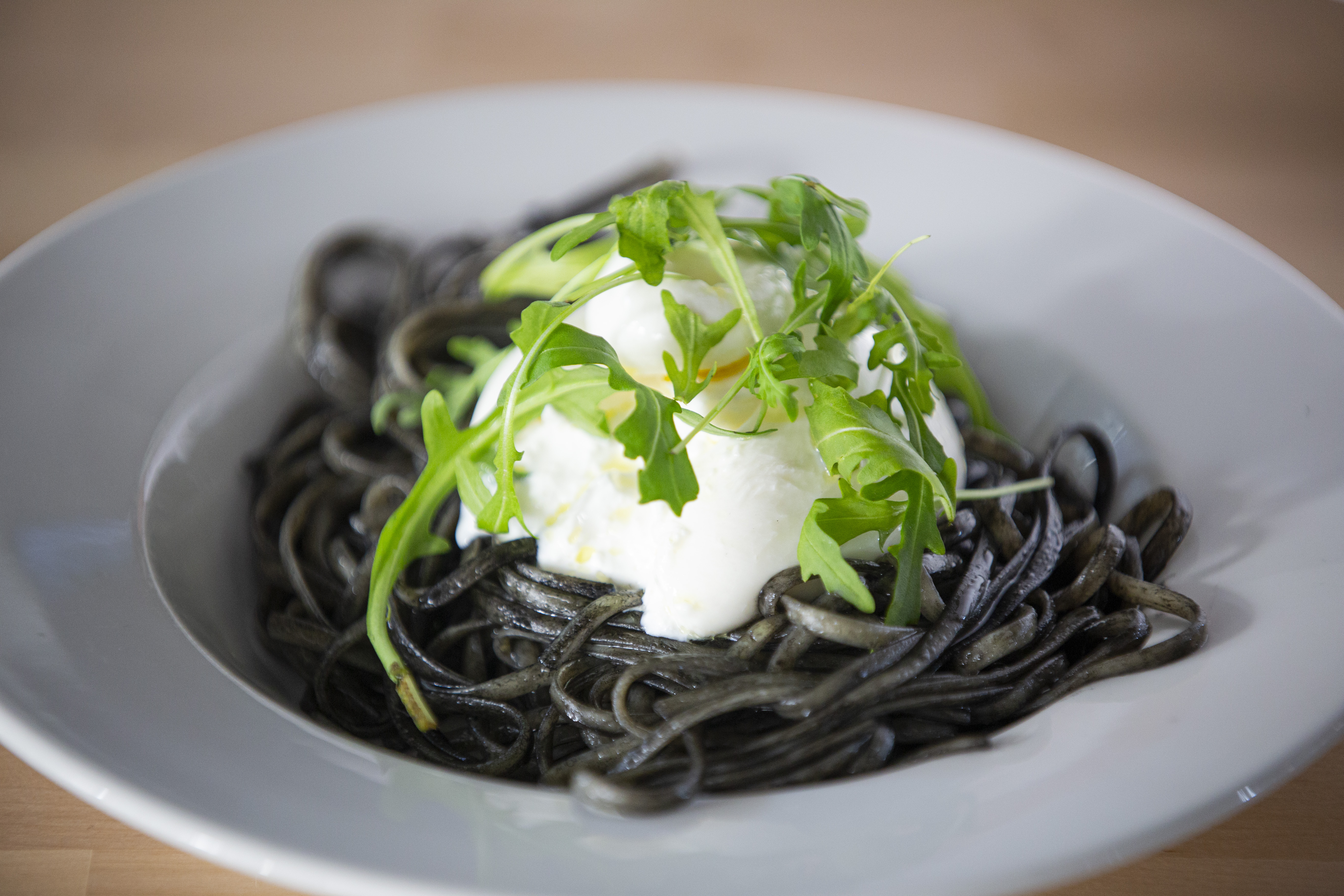 6. Tagliatelle con tinta de calamar, queso Burrata y rúcula