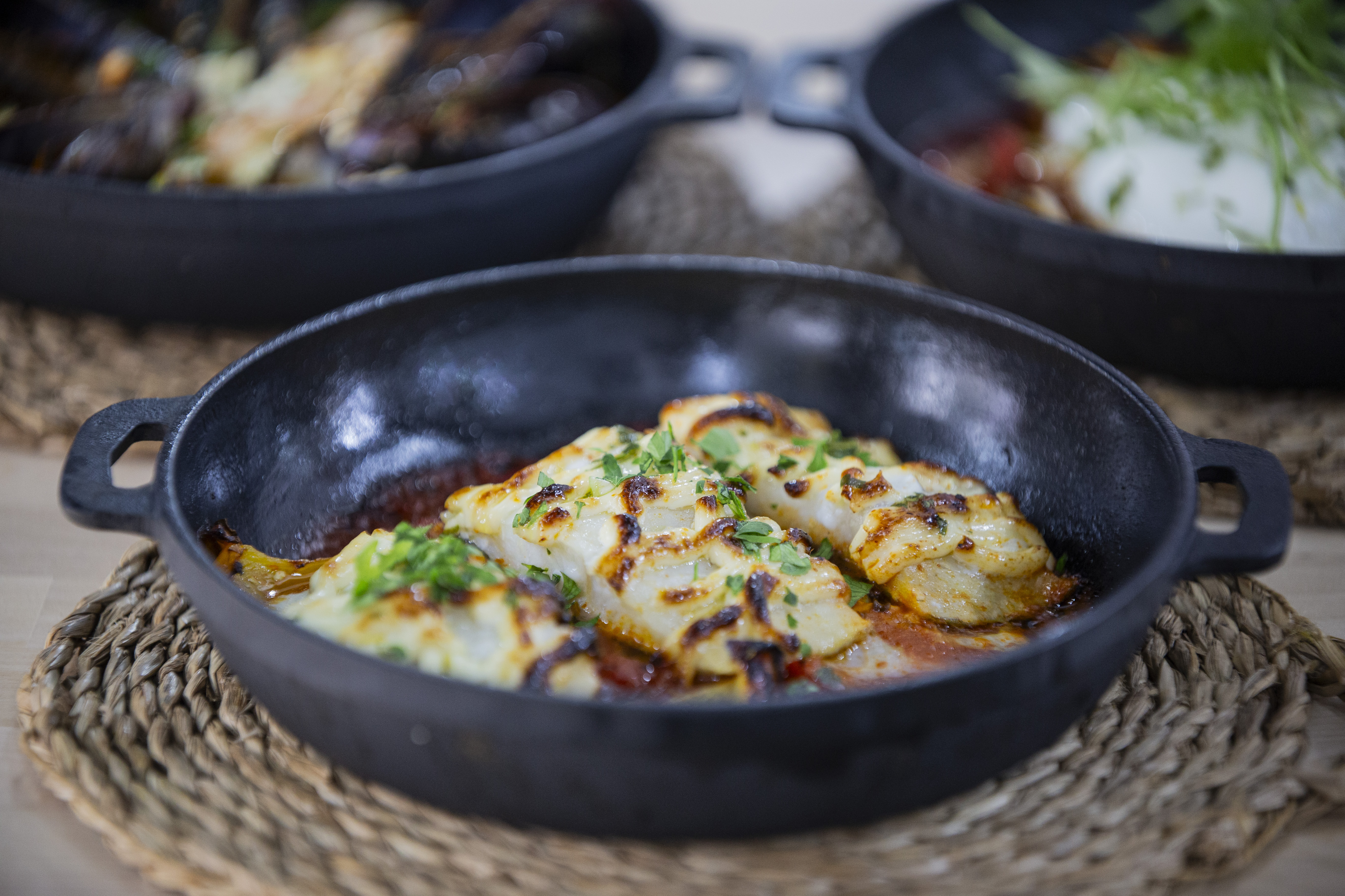 3. Bacalao con alioli al horno, salsa marinera y pimientos asados, ajo y perejil (200g)