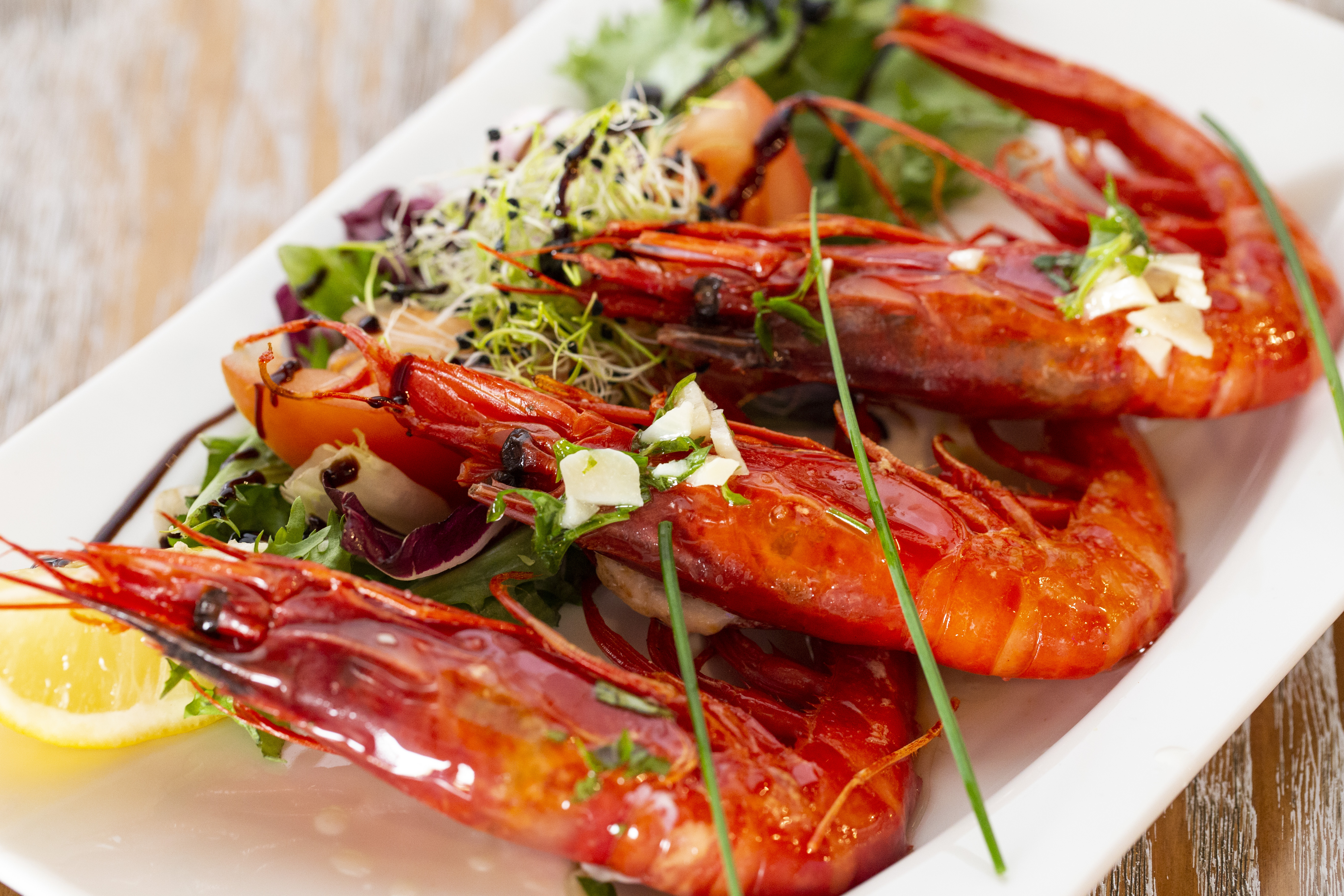 11. Langostinos a la plancha con variado de lechuga, tomate Cherry, ajo y perejil