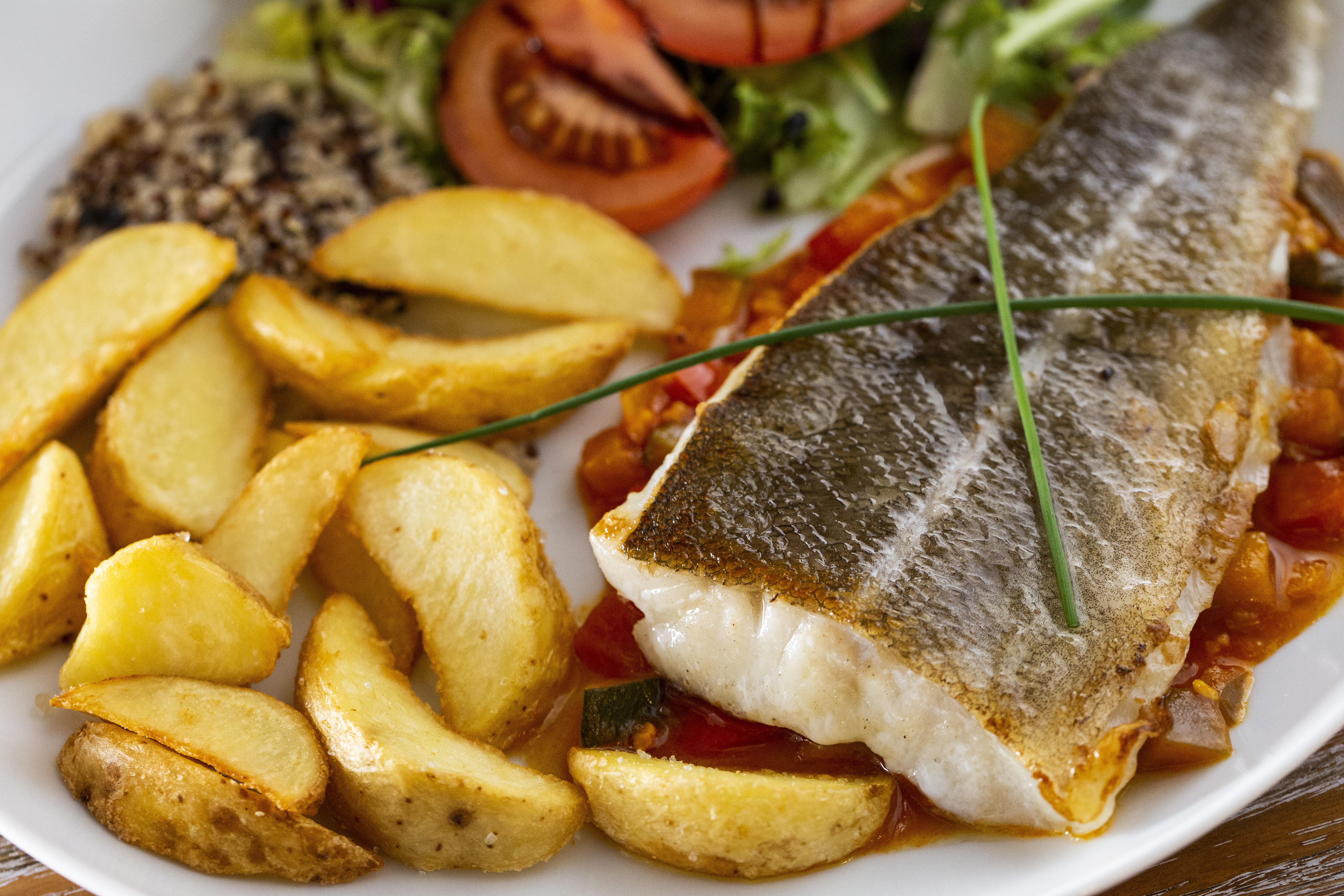 3. Bacalao a la plancha con salsa pisto y guarnición