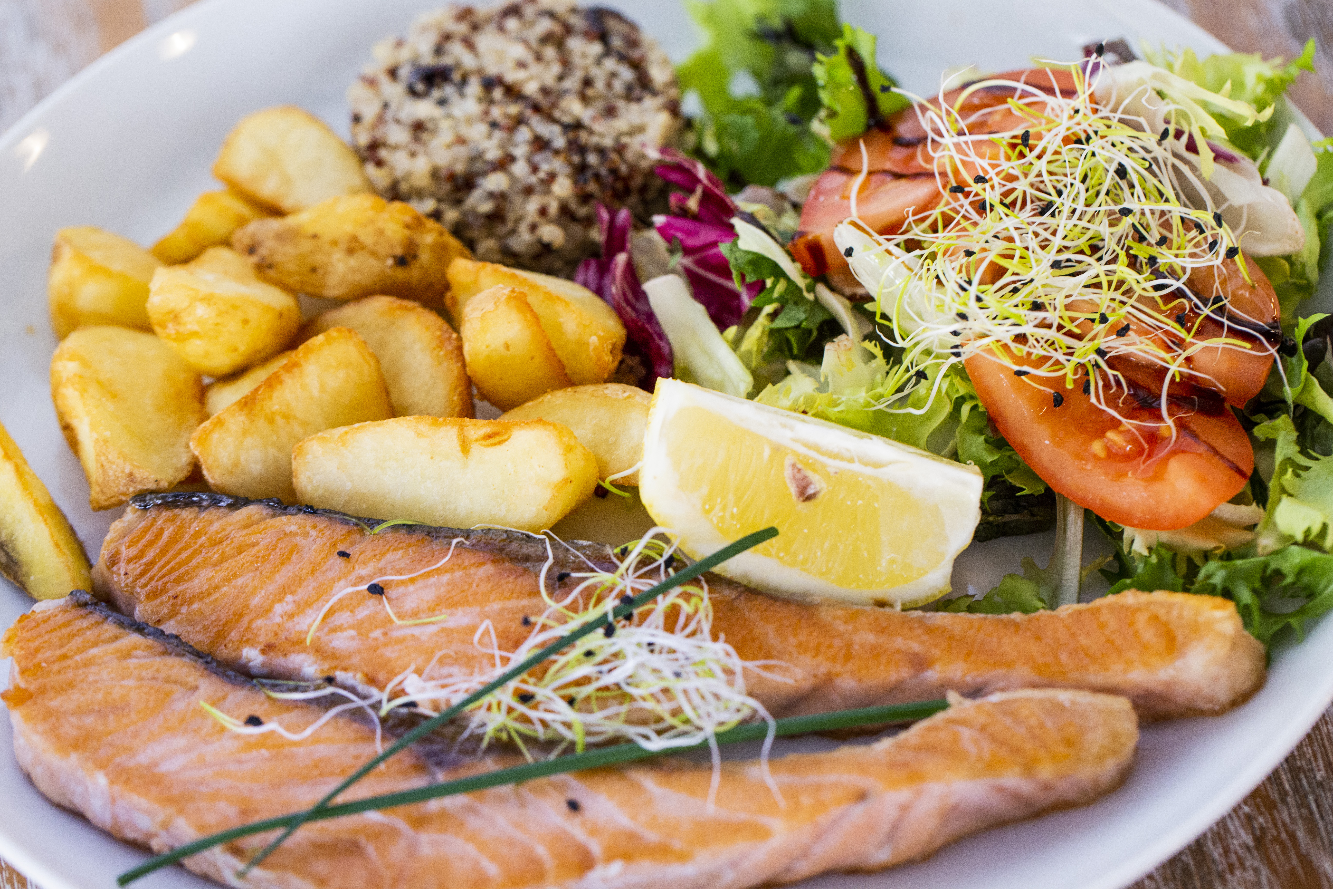 4. Salmón a la plancha con guarnición