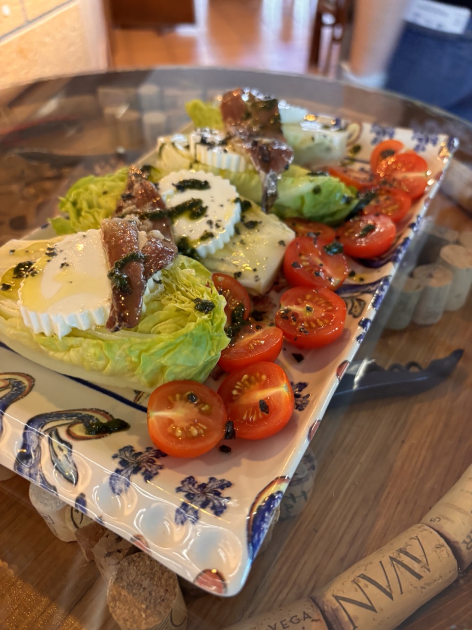 Cogollos de Tudela con Anchoa de Santoña, queso fresco, Cherry bombón y un toque de albahaca