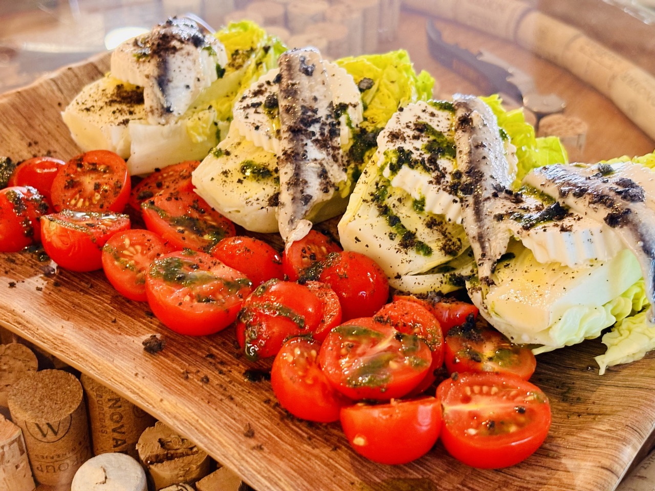 Cogollos de Tudela, con Boquerones, queso fresco y tomate cherry.