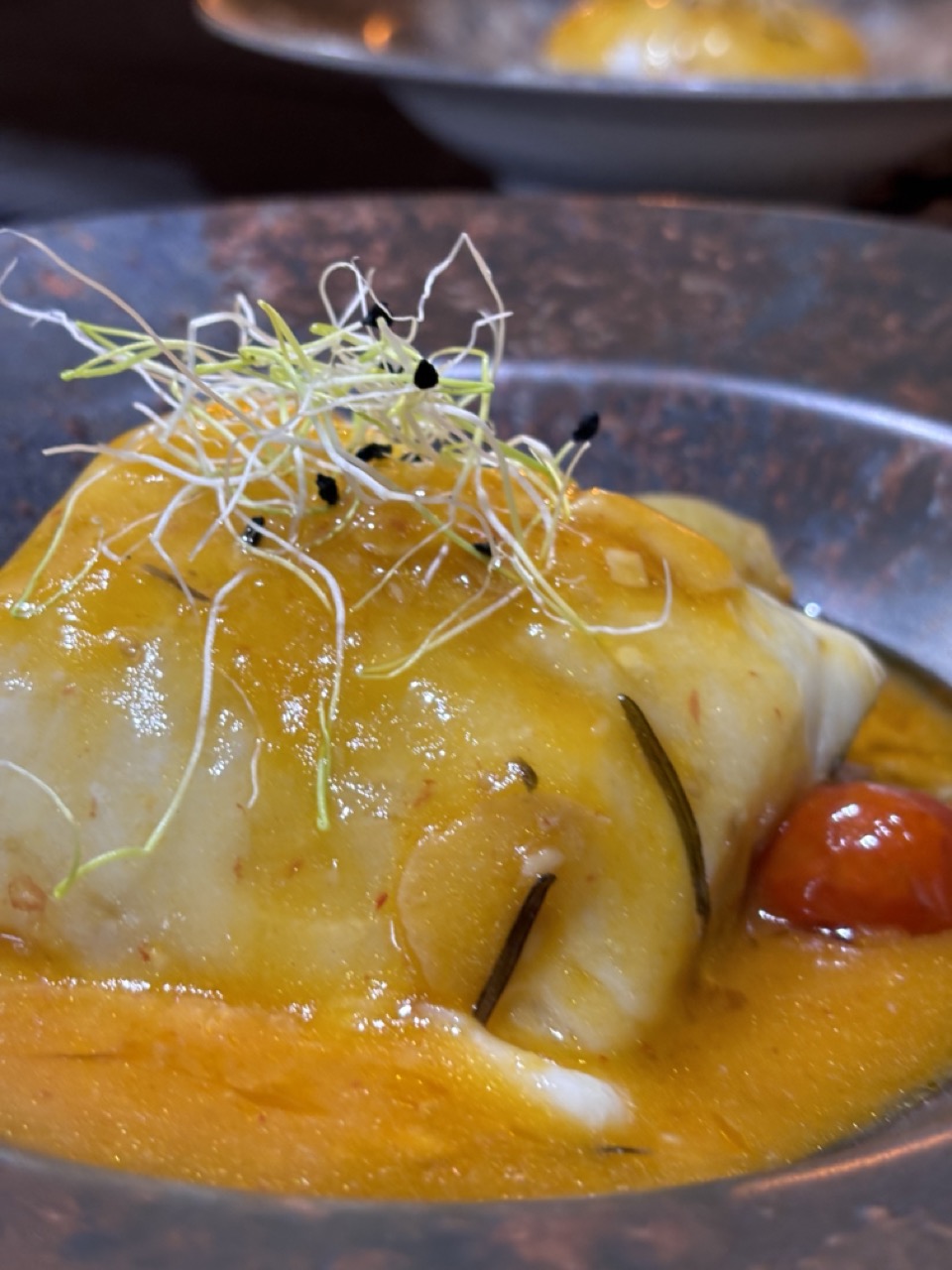 Lomo de Bacalao de Islandia, confitado al Pil Pil, con guarniciòn