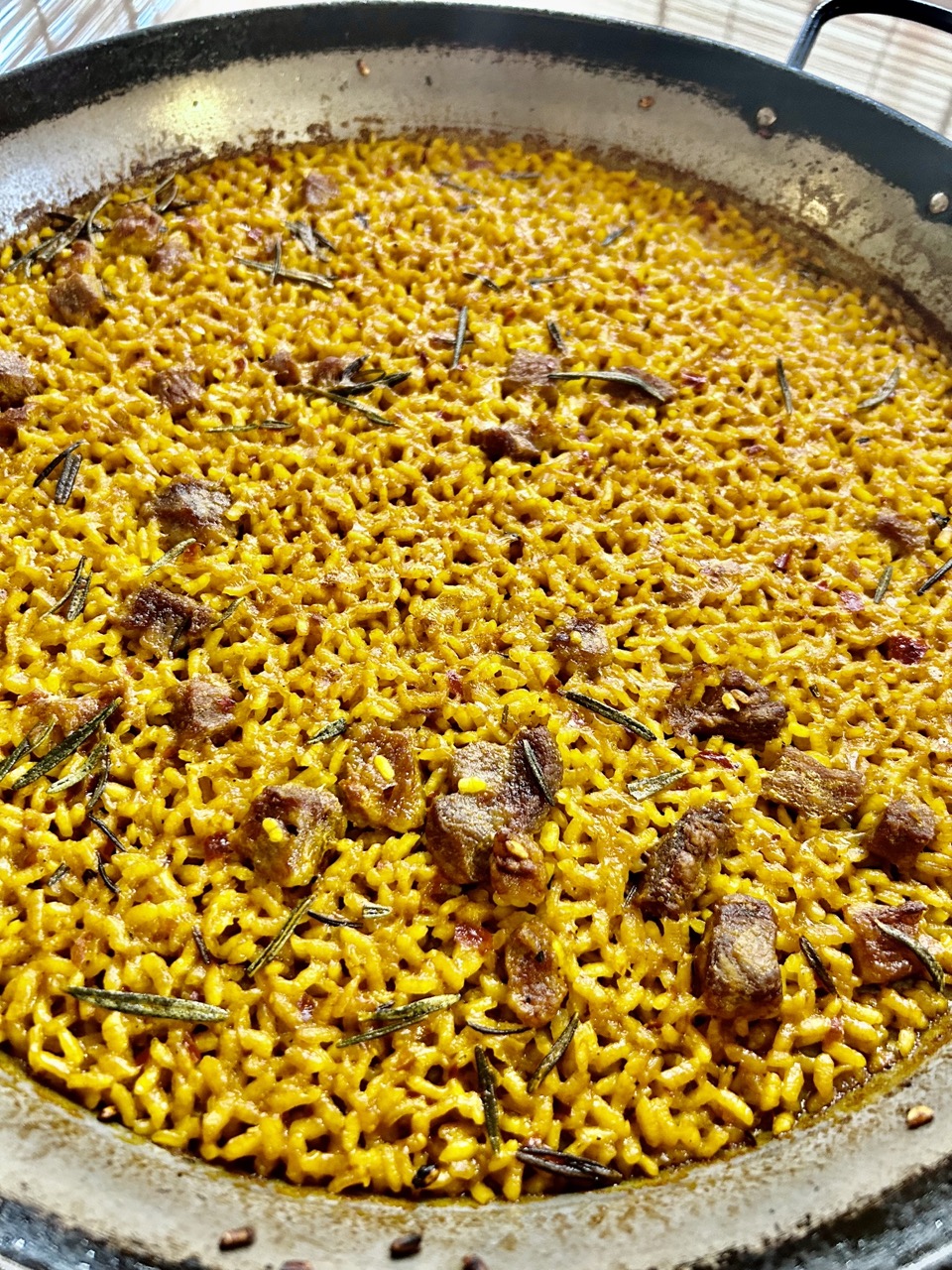 Arroz con mollejas de cordero lechal, setas y ajetes