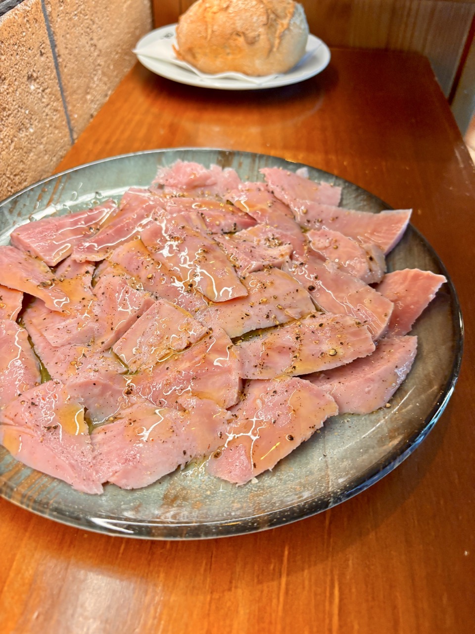 Lacon con pimienta negra, AOVE y sal de azafrán