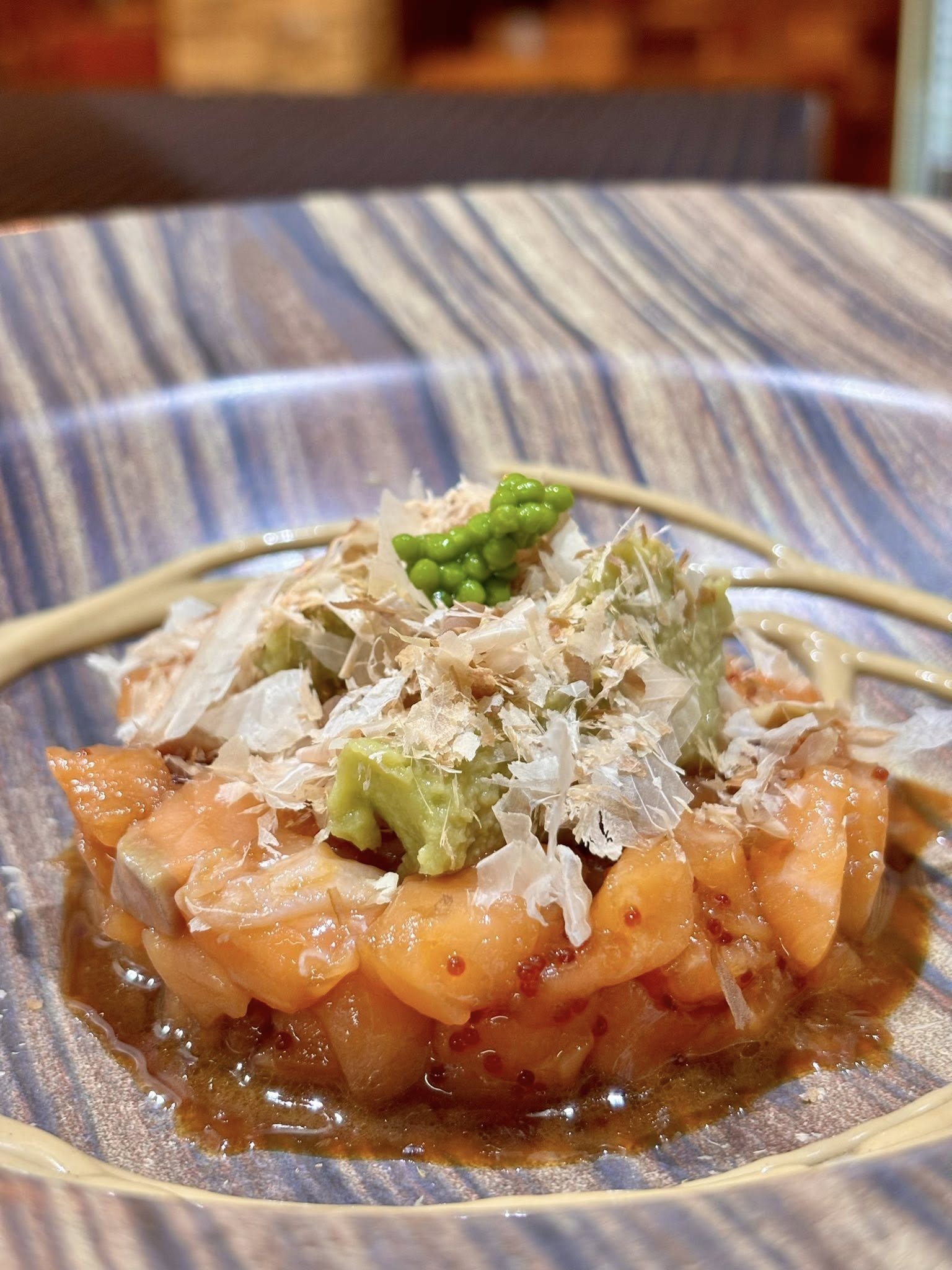 Tartar de Salmon salvaje con guacamole,Katsuobushi y salsa de anchoas