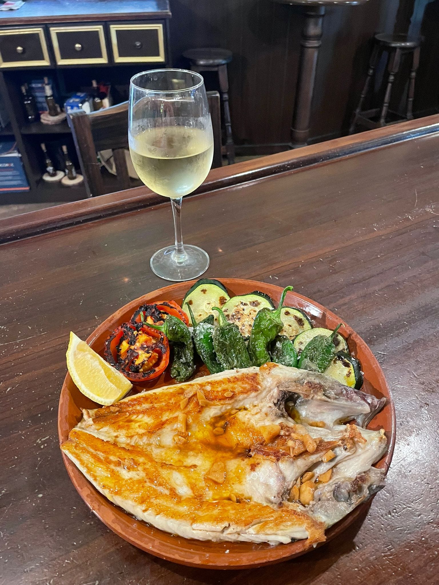 LUBINA A LA ESPALDA