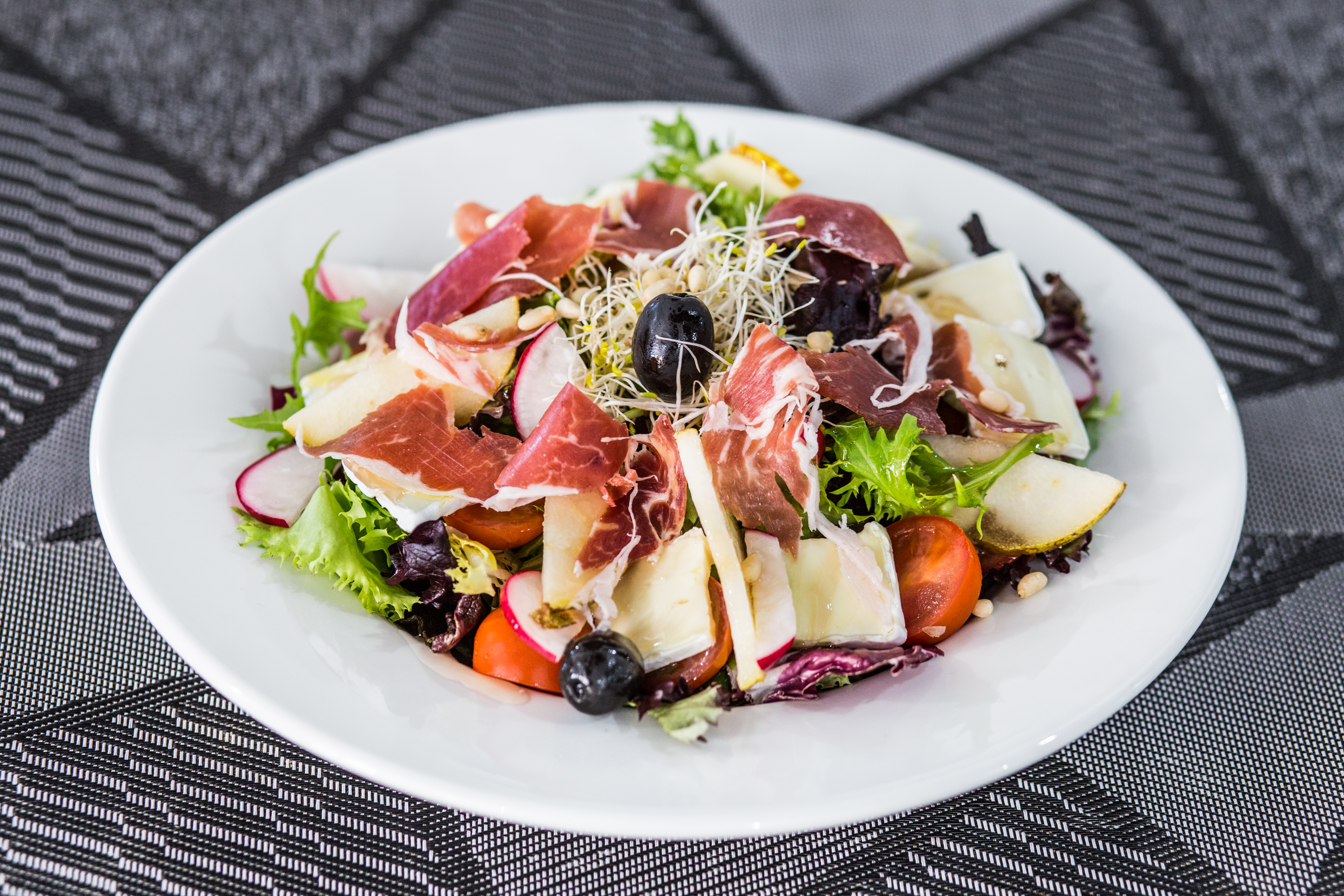 9. Ensalada con Camembert