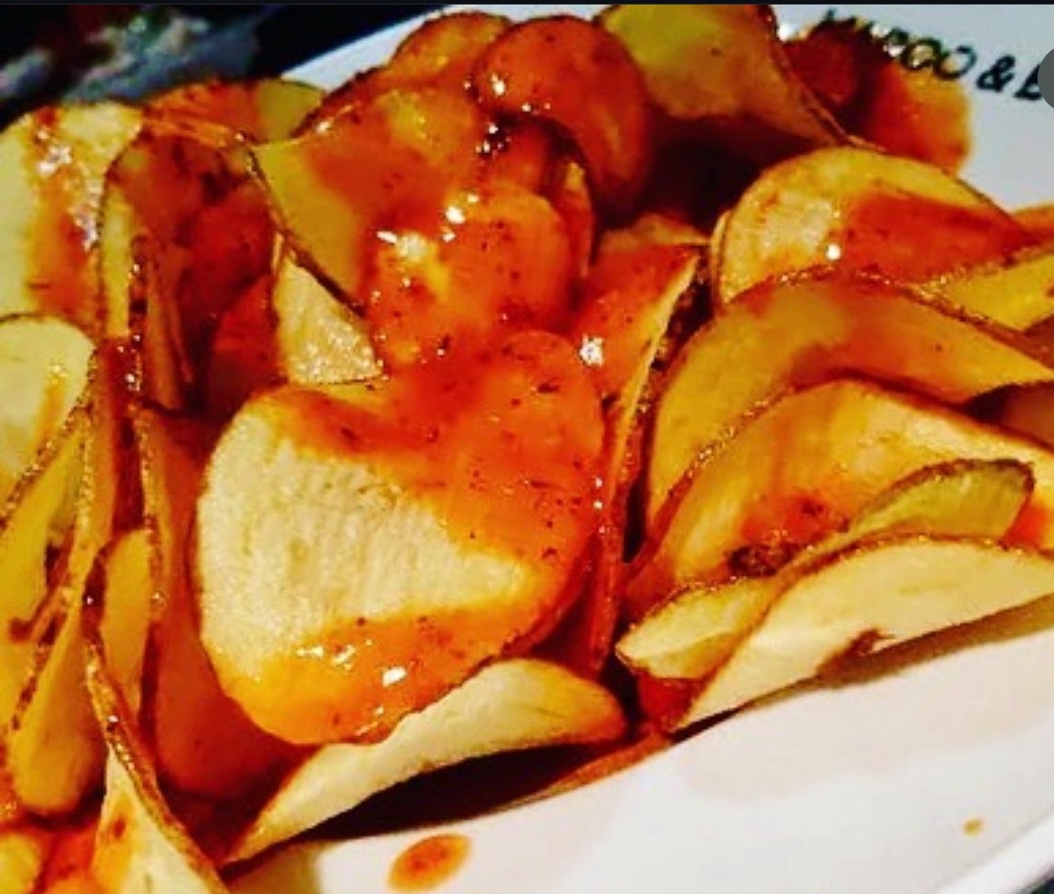 Patatas Chips caseras con salsa brava