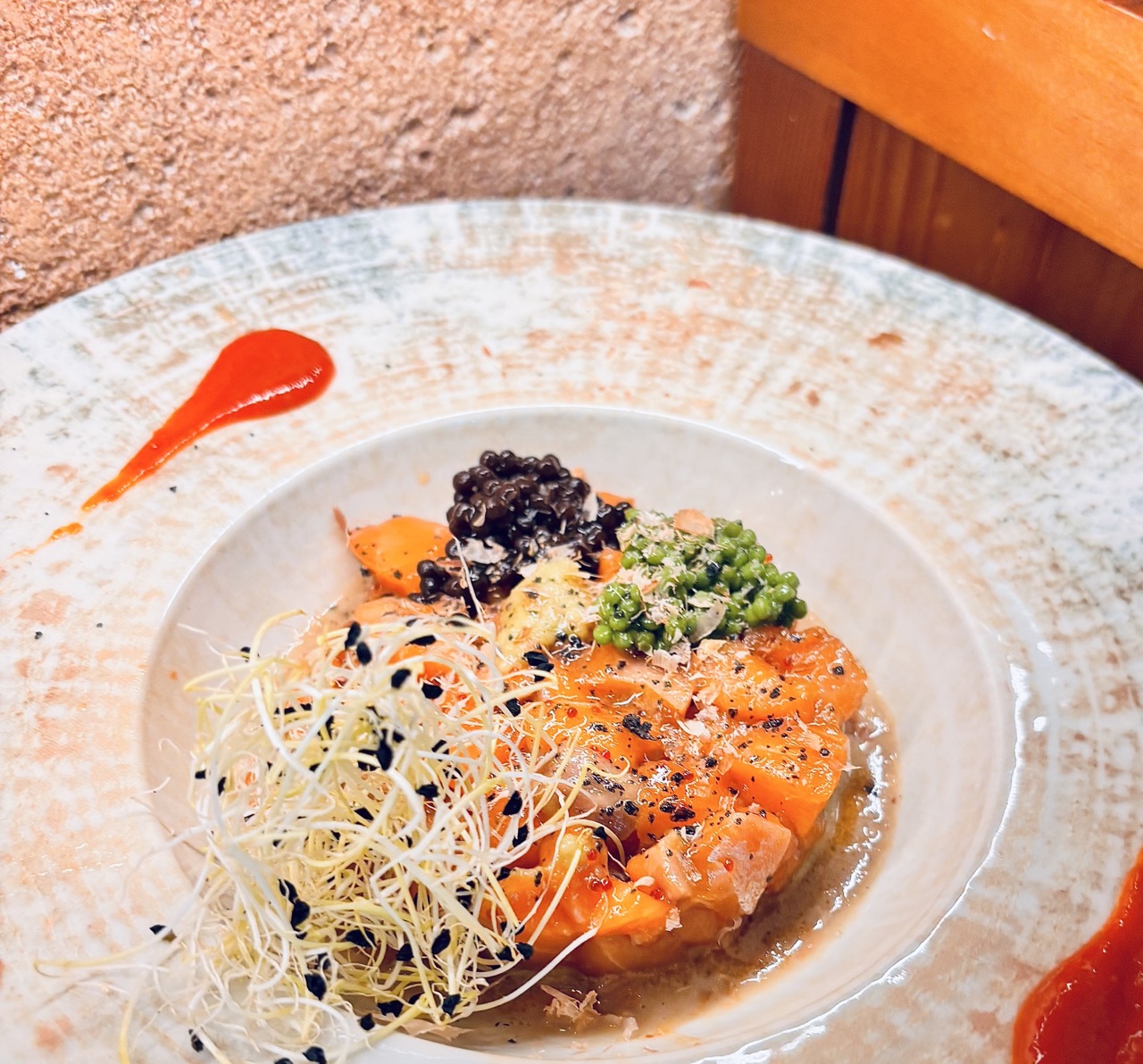Tartar de Salmon noruego con guacamole y Katsuobushi.