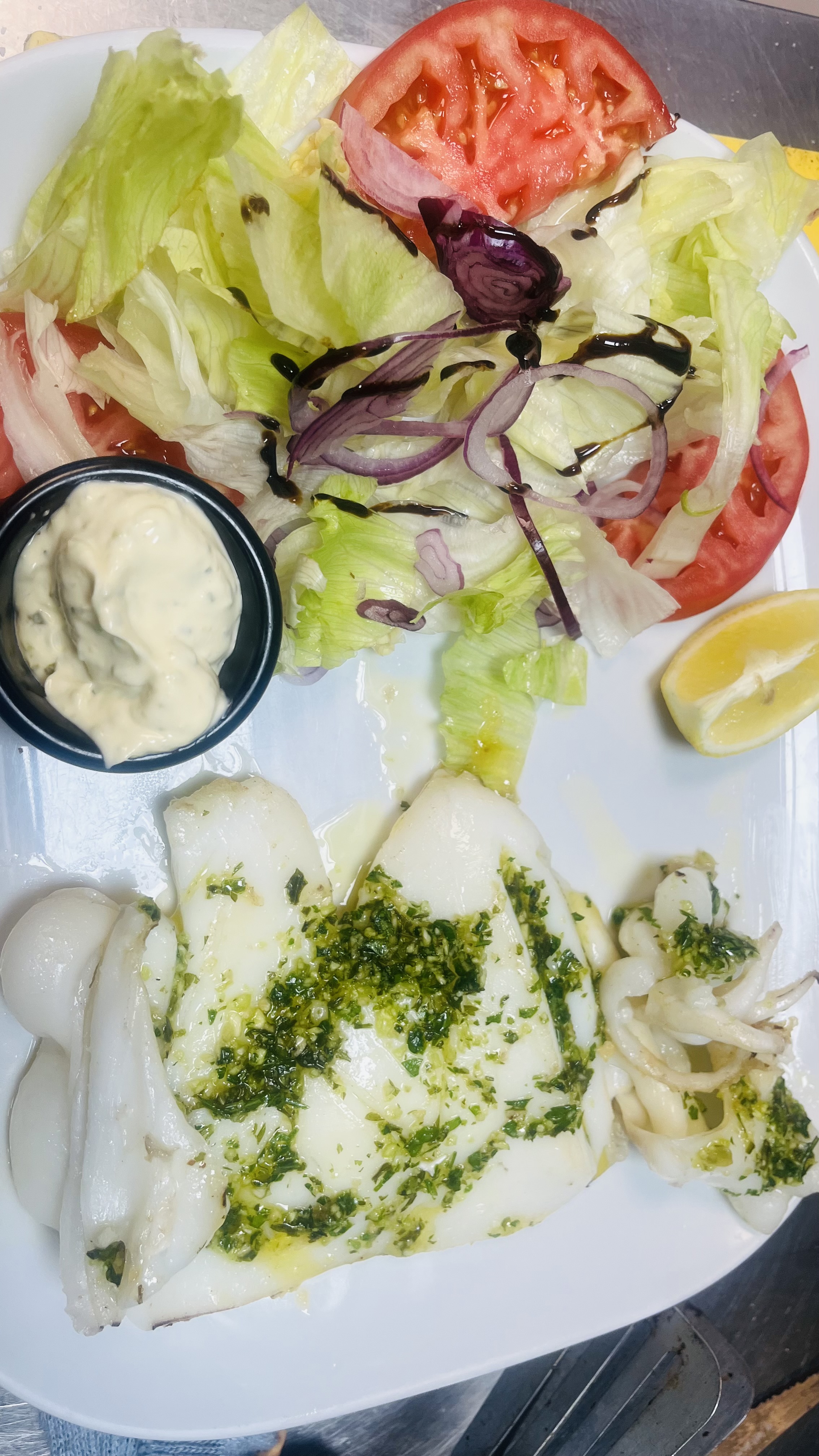 SEPIA A LA. PLANCHA CON ENSALADA