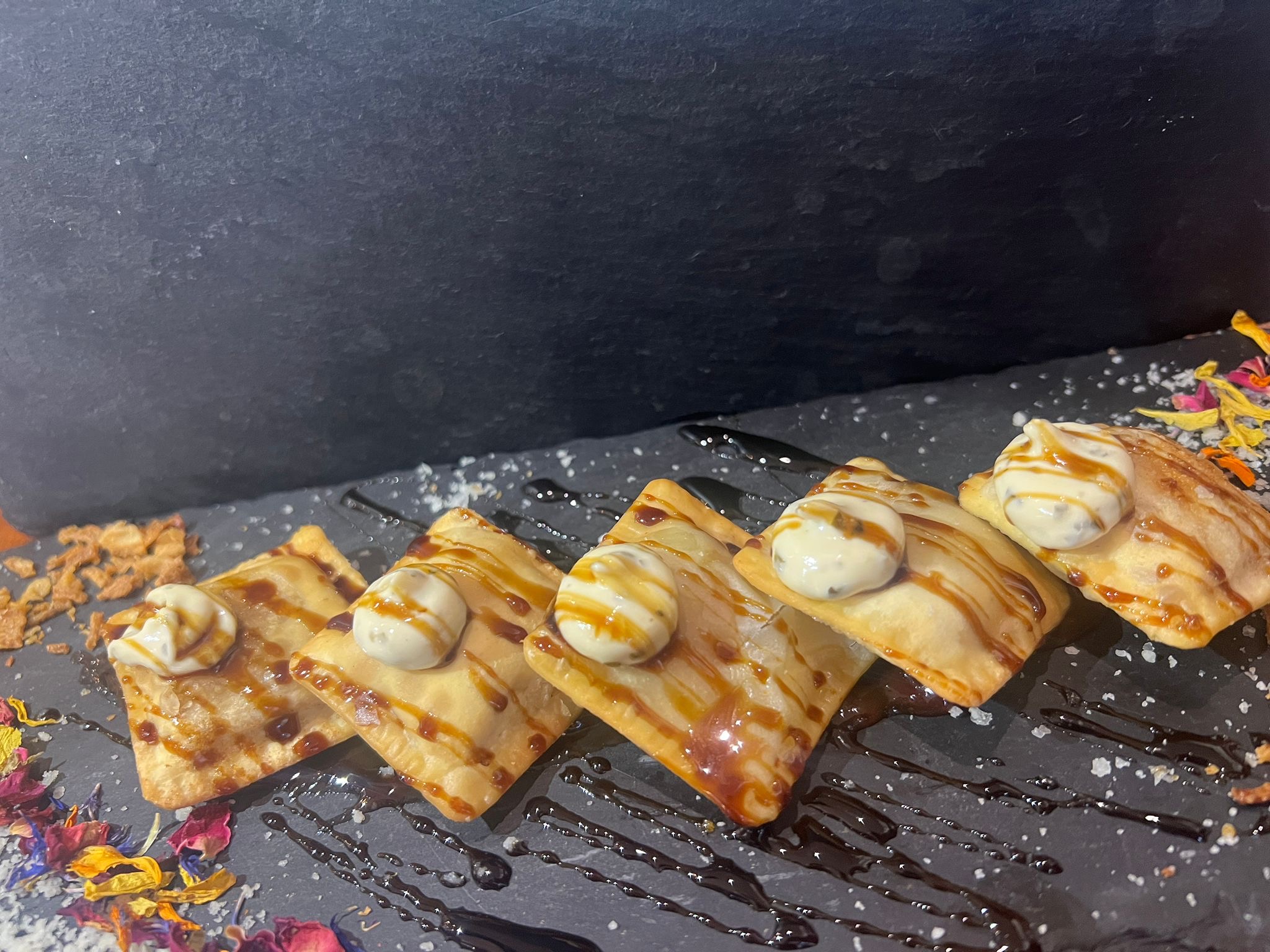 Crujiente de ravioli relleno de foie con confitura de tomate y mahonesa de albahaca.