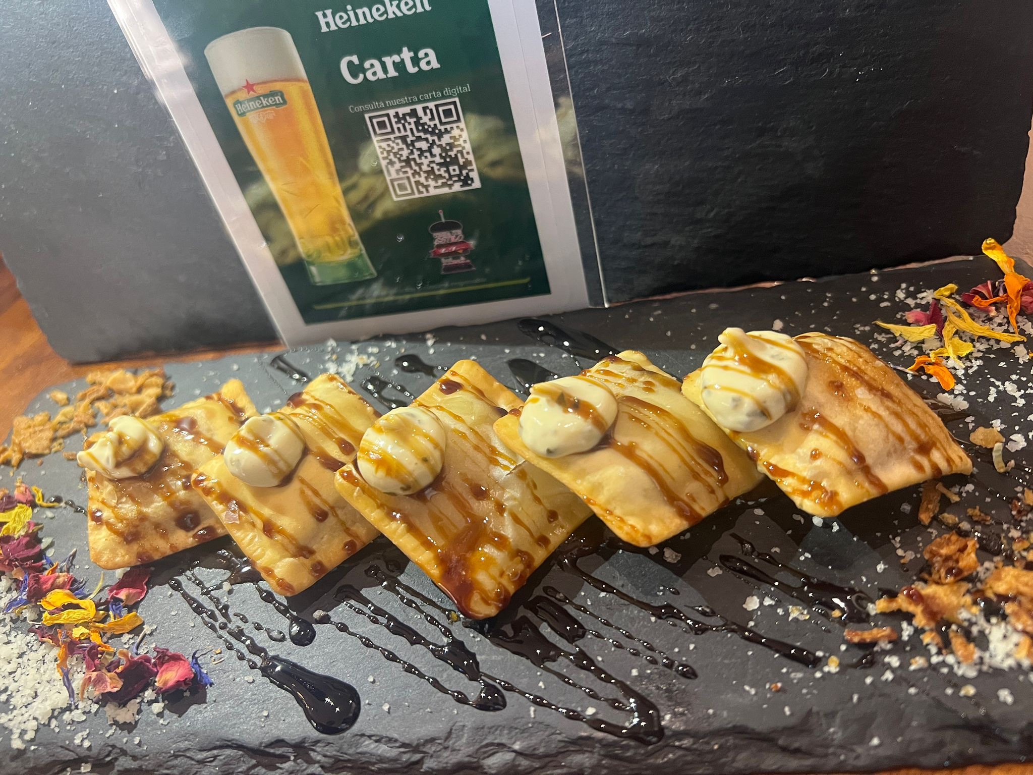 Crujiente de ravioli relleno de foie con confitura de tomate y mahonesa de albahaca.