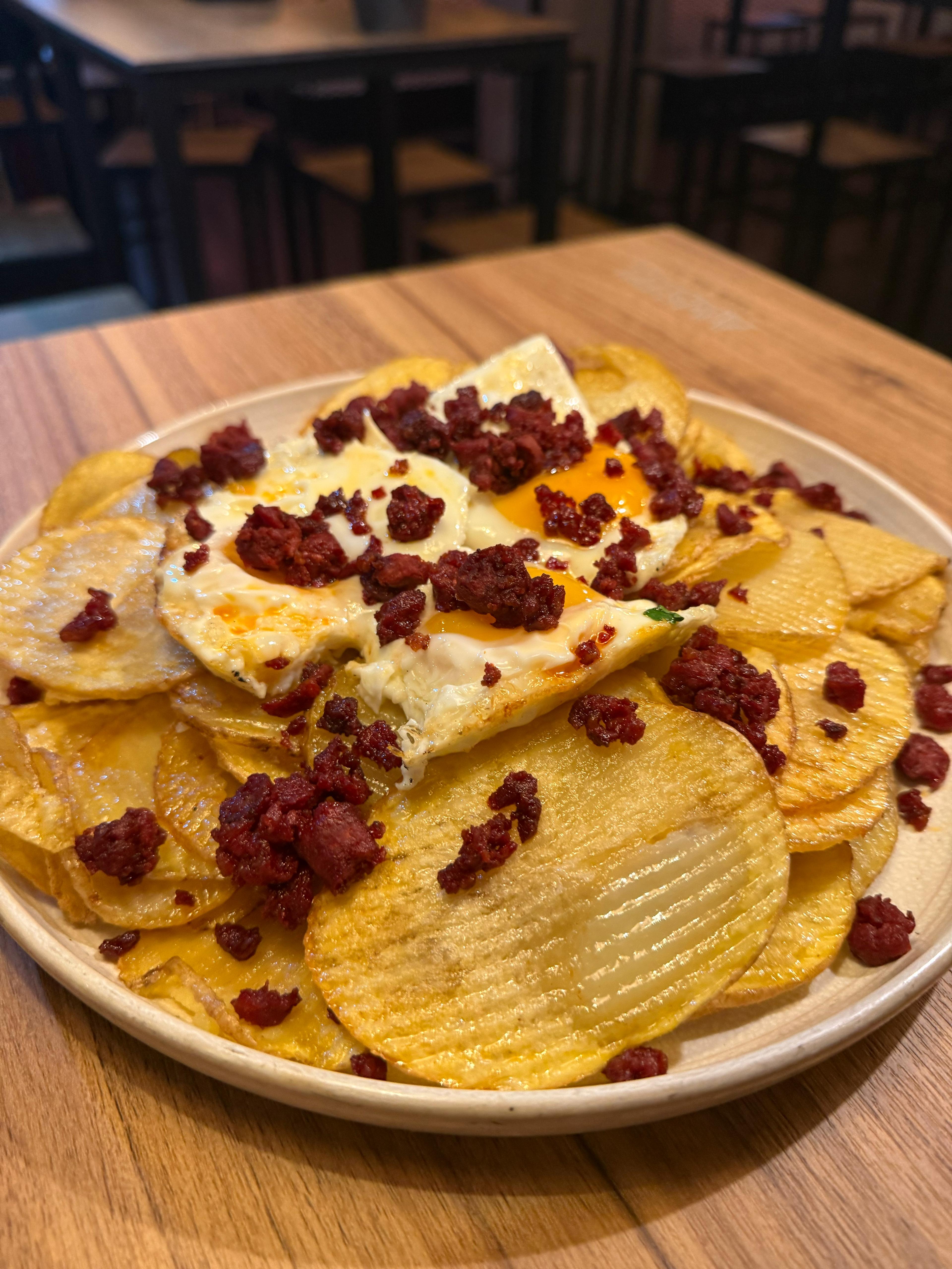 Huevos rotos con chispitas de chistorra