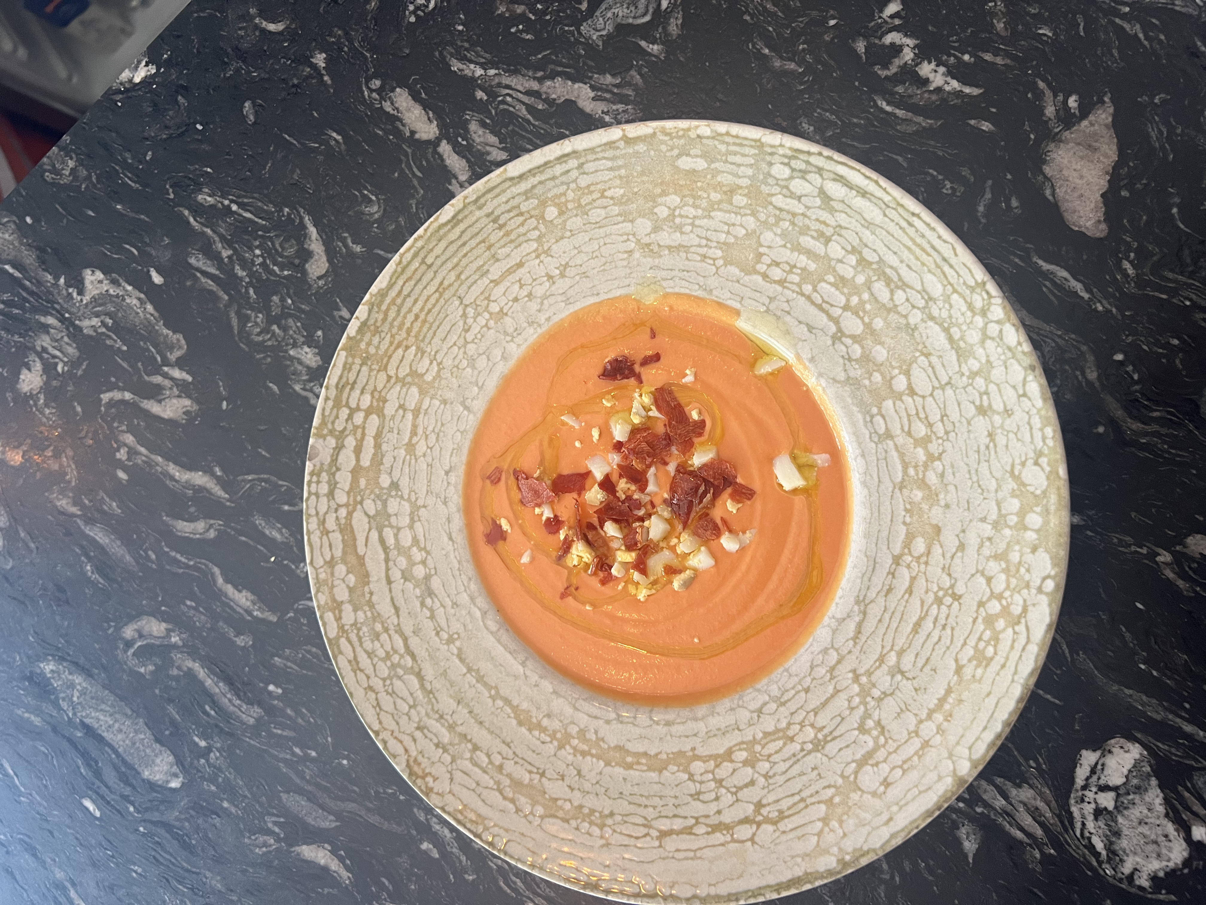 Salmorejo con picadillo de huevo, crocante de jamón y aceite de oliva