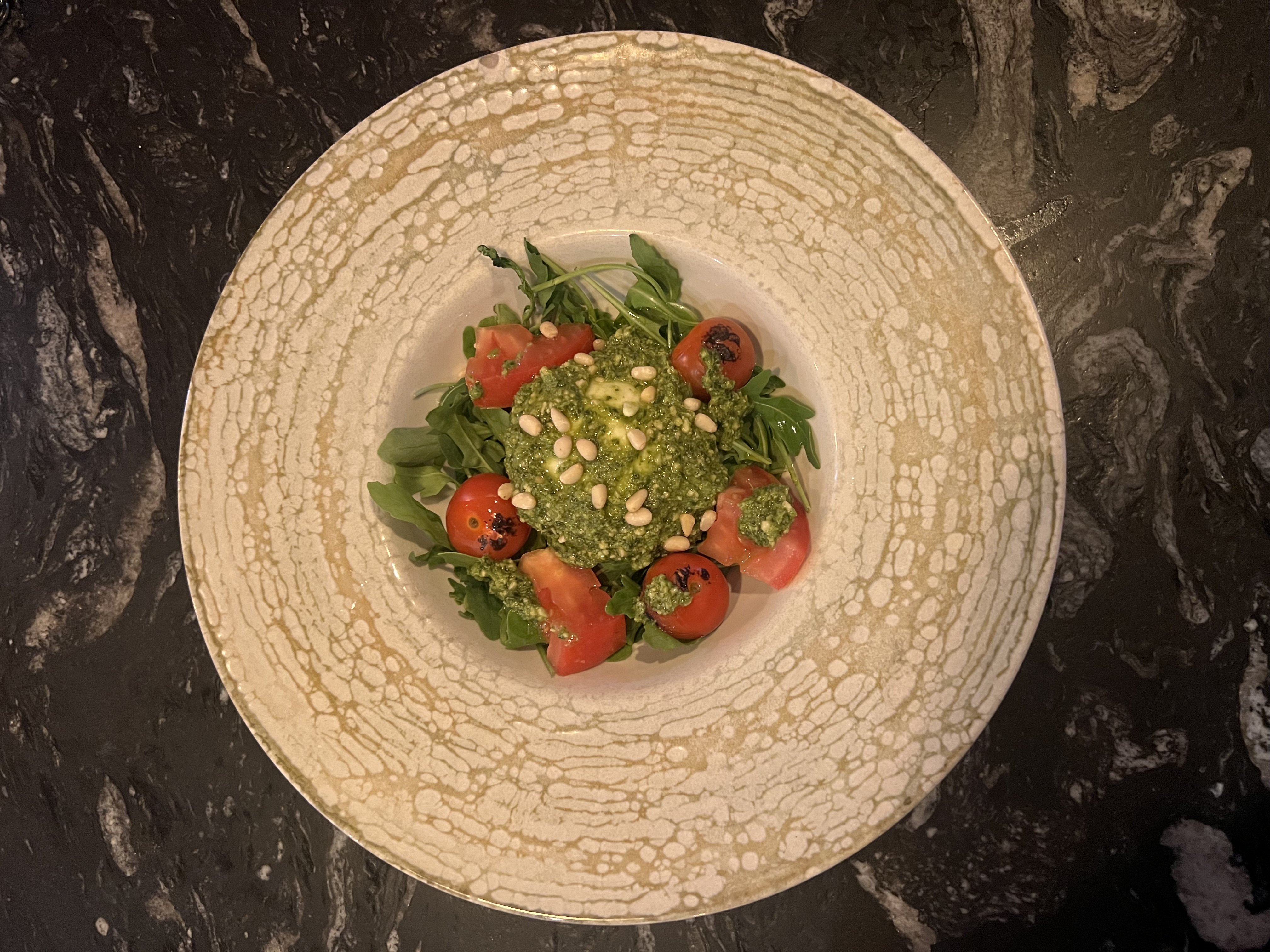 Burrata con pesto y albahaca
