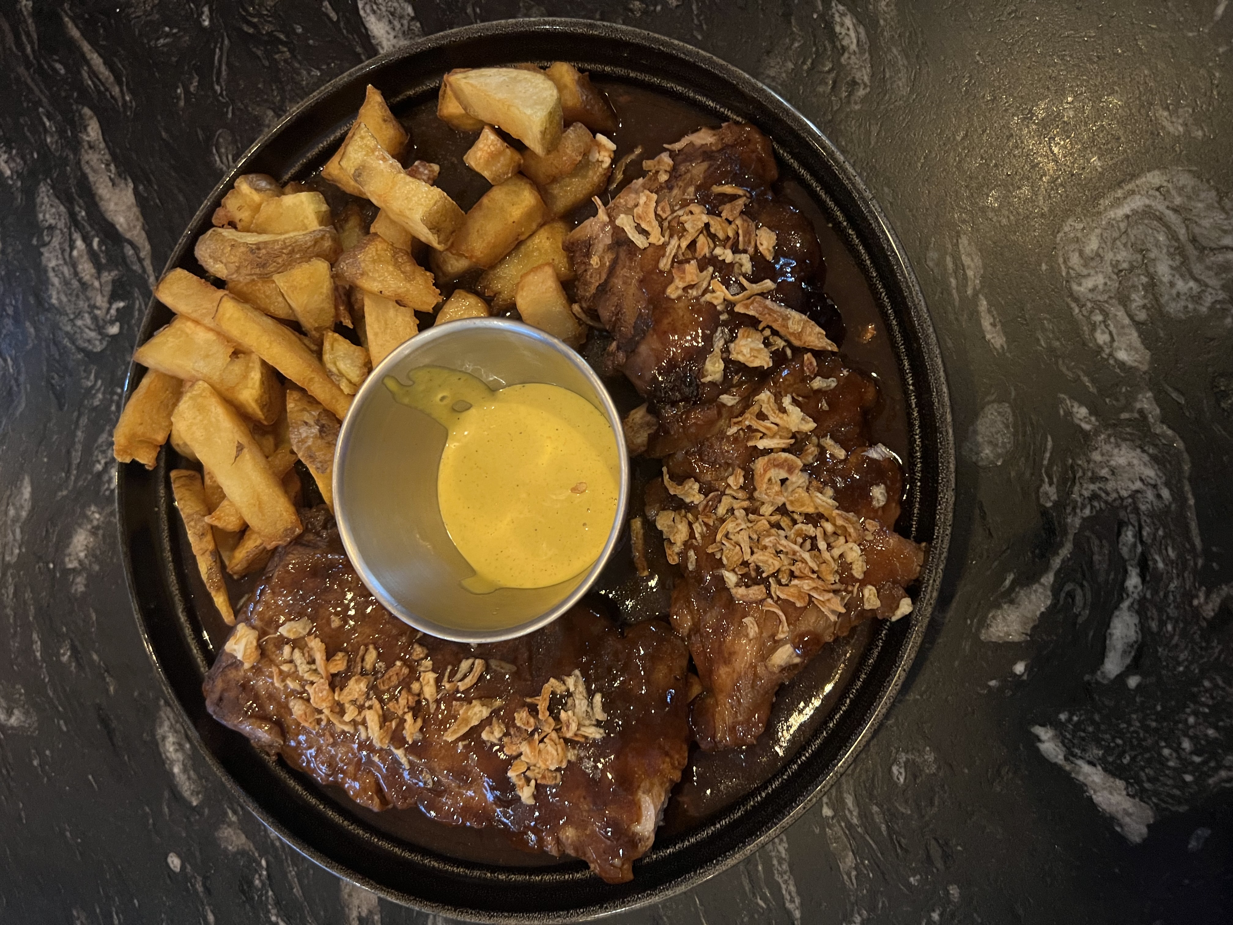 Costillas a la BBQ con patatas fritas