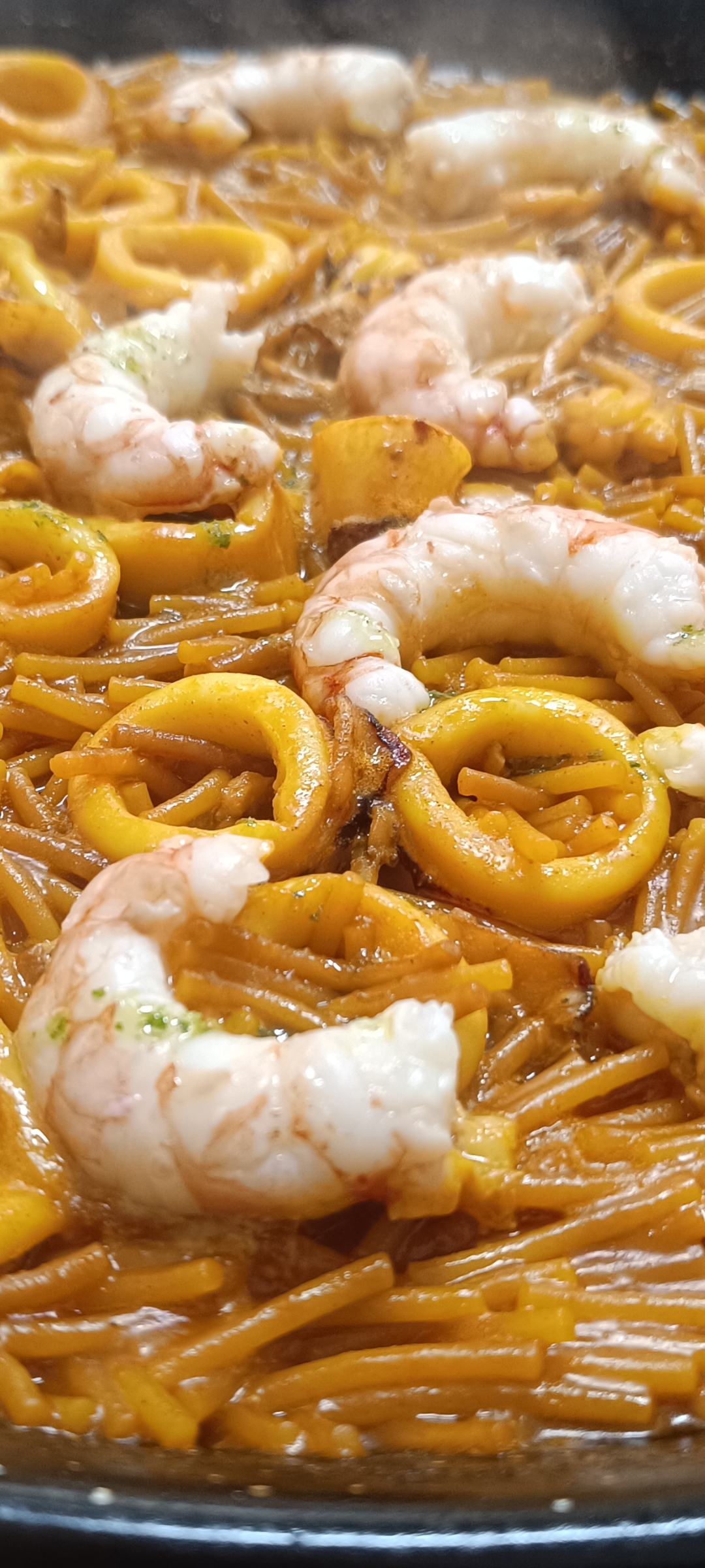 Fideuá de chipirones y gambones