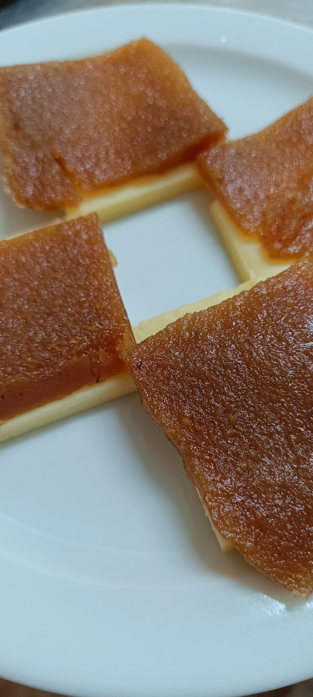 Queso del pais con laminas de membrillo