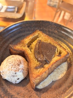 Tostada de brioche de croisant, con AOVE sal y chocolate de la Virgen