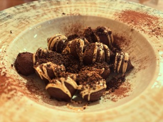 Trufas de chocolate negro, con crema de Kinder bueno y tierra de Oreo